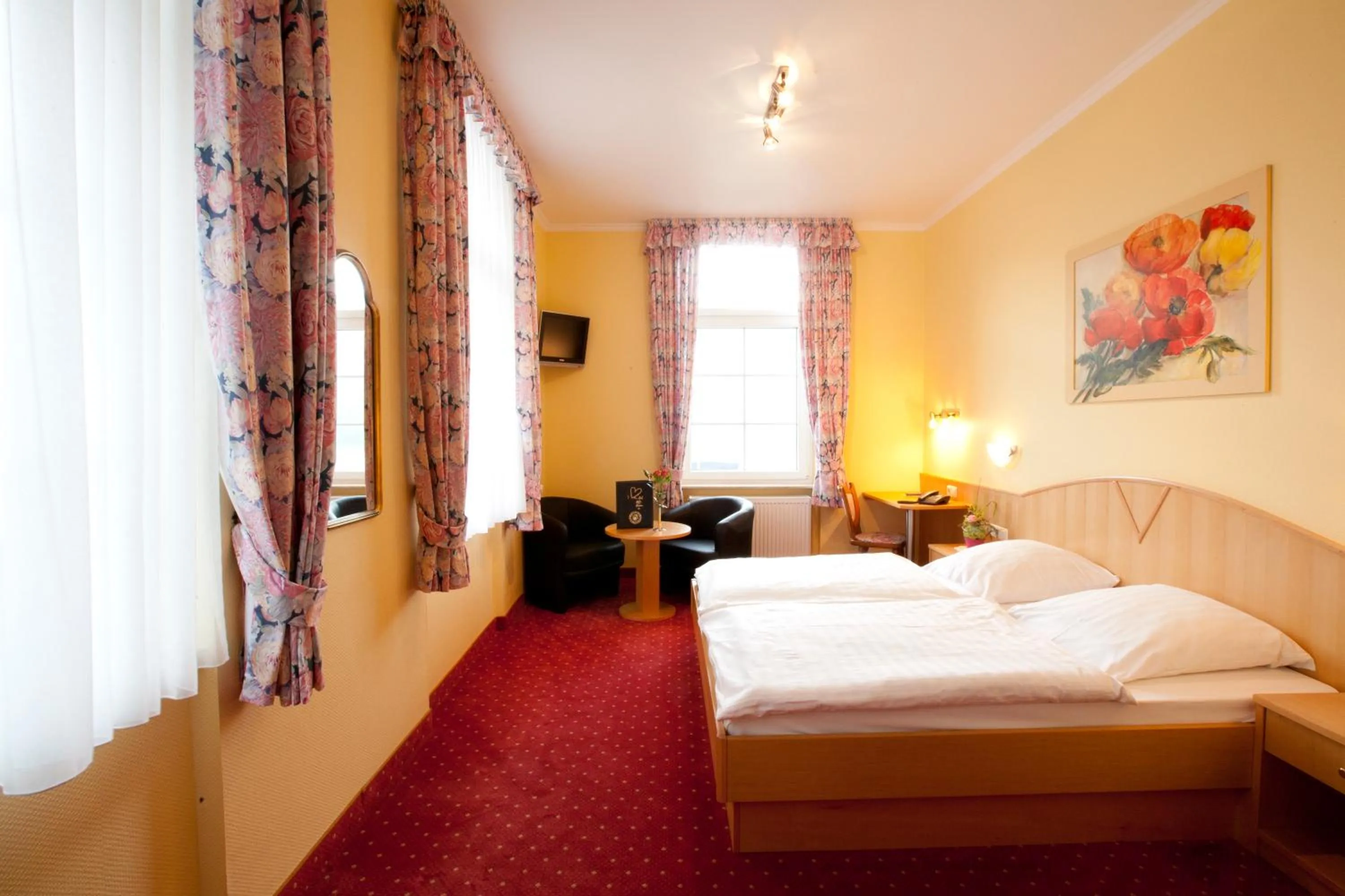 Photo of the whole room, Bed in Hotel Zwei Mohren