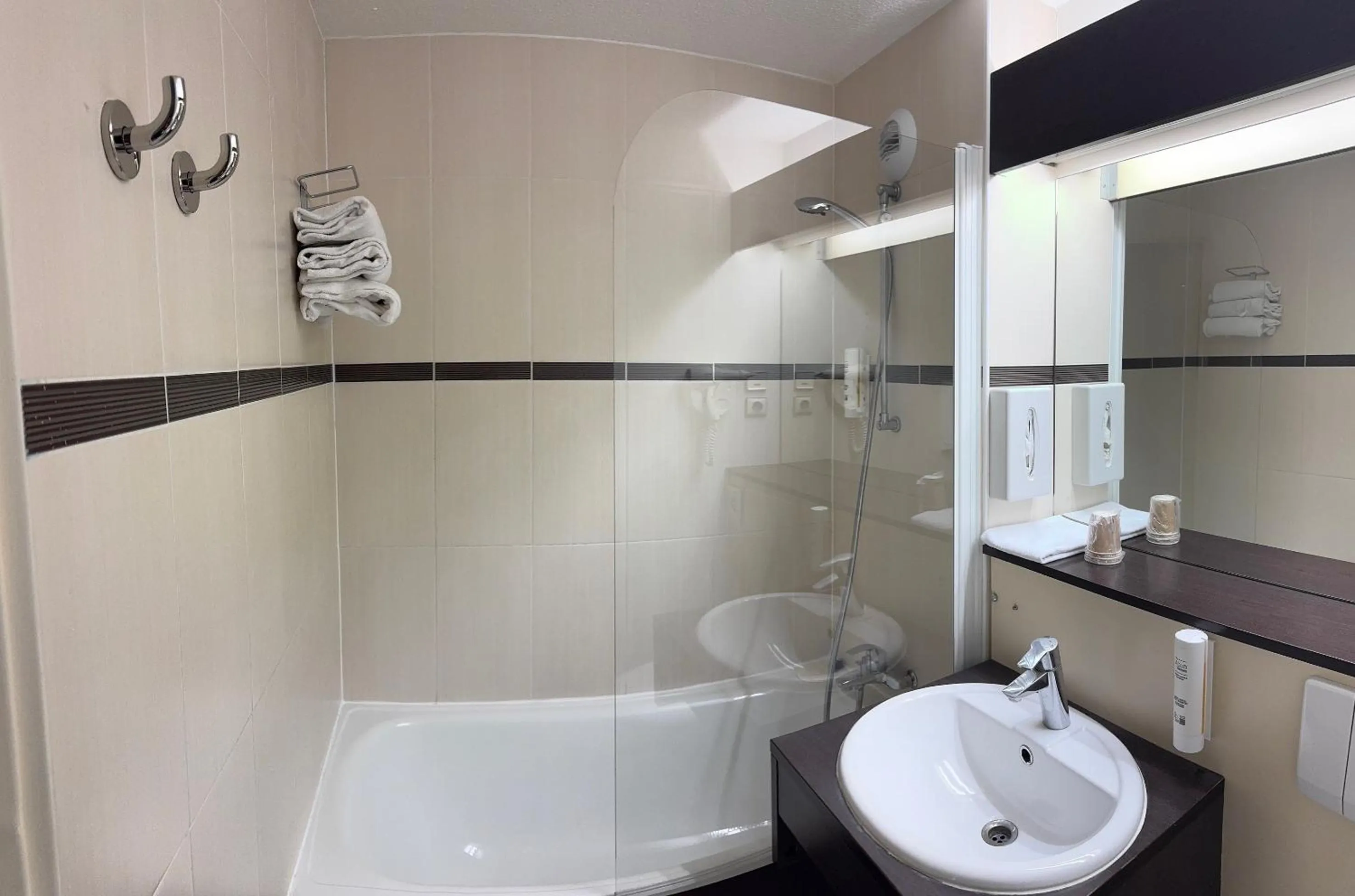 Bathroom in Comfort Hotel Orleans Saran