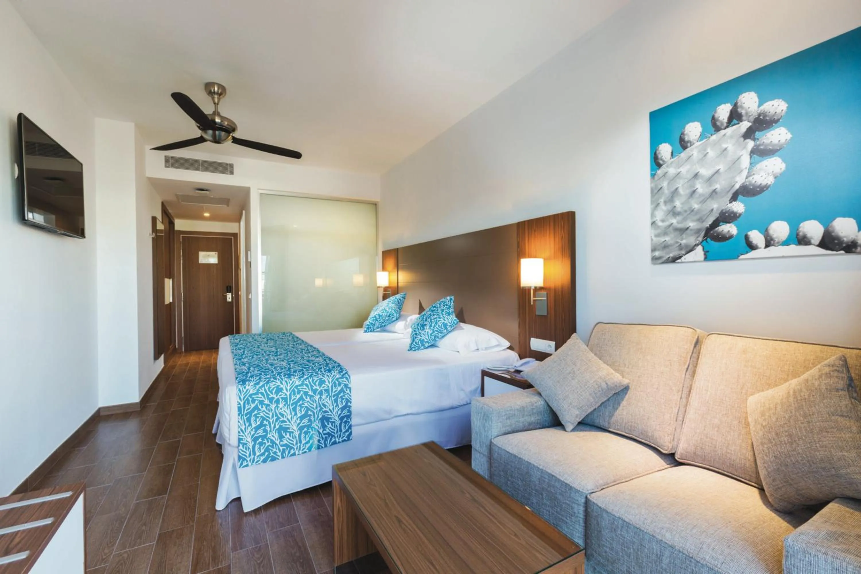 Photo of the whole room, Bed in Hotel Riu Bravo - 0'0 All Inclusive