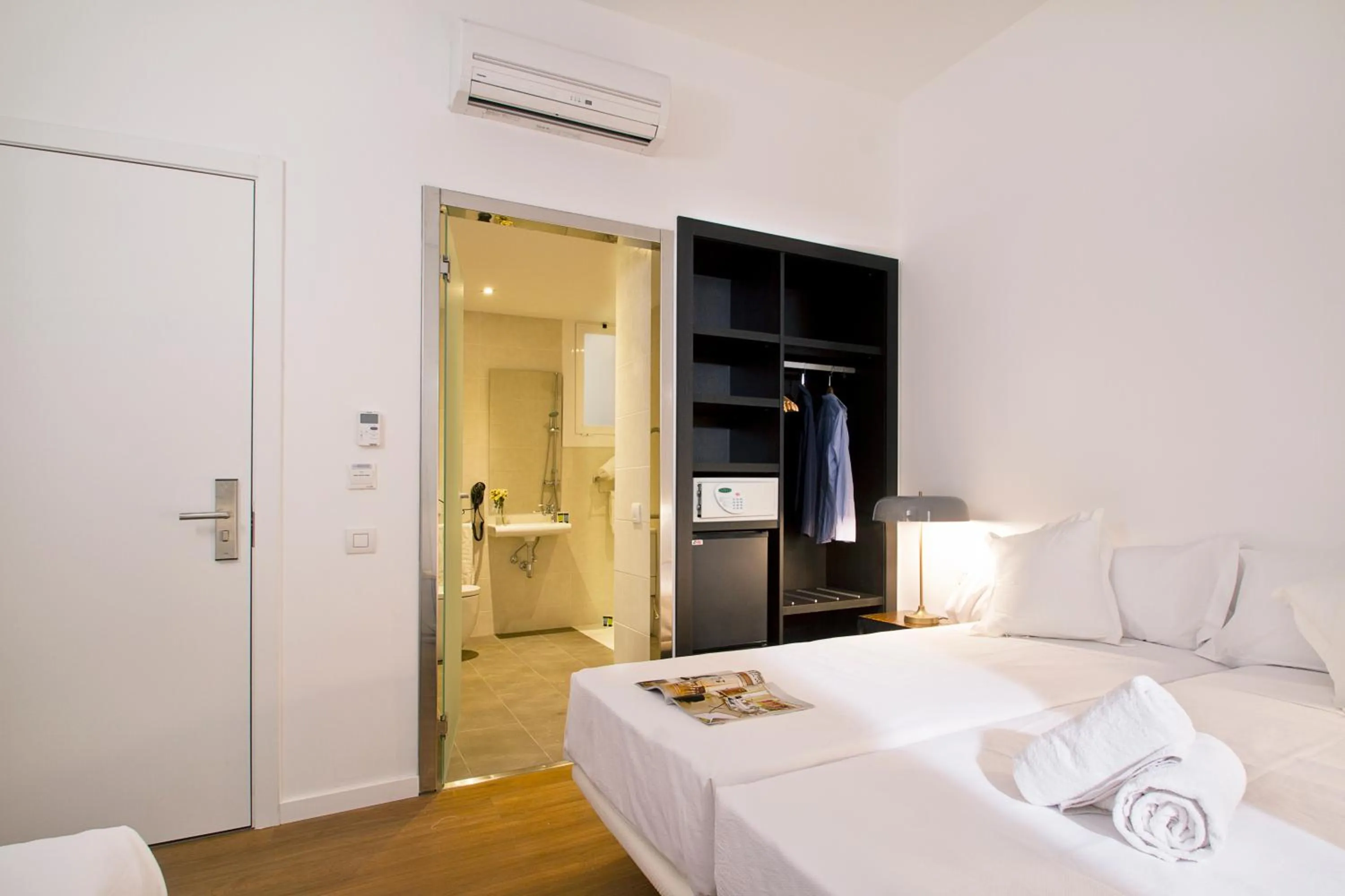 Bathroom, Bed in Som Nit Triomf