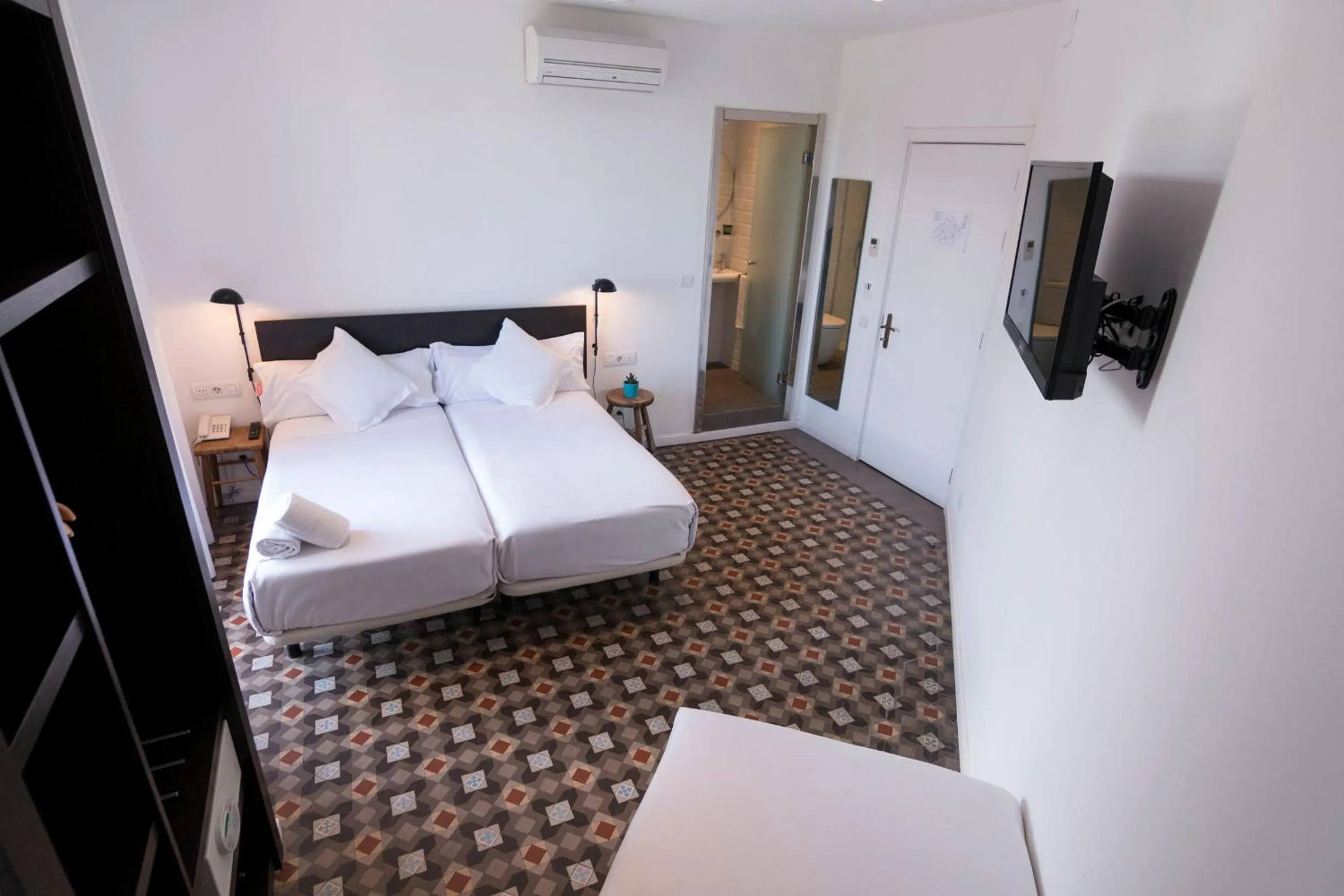 Photo of the whole room, Bed in Som Nit Triomf