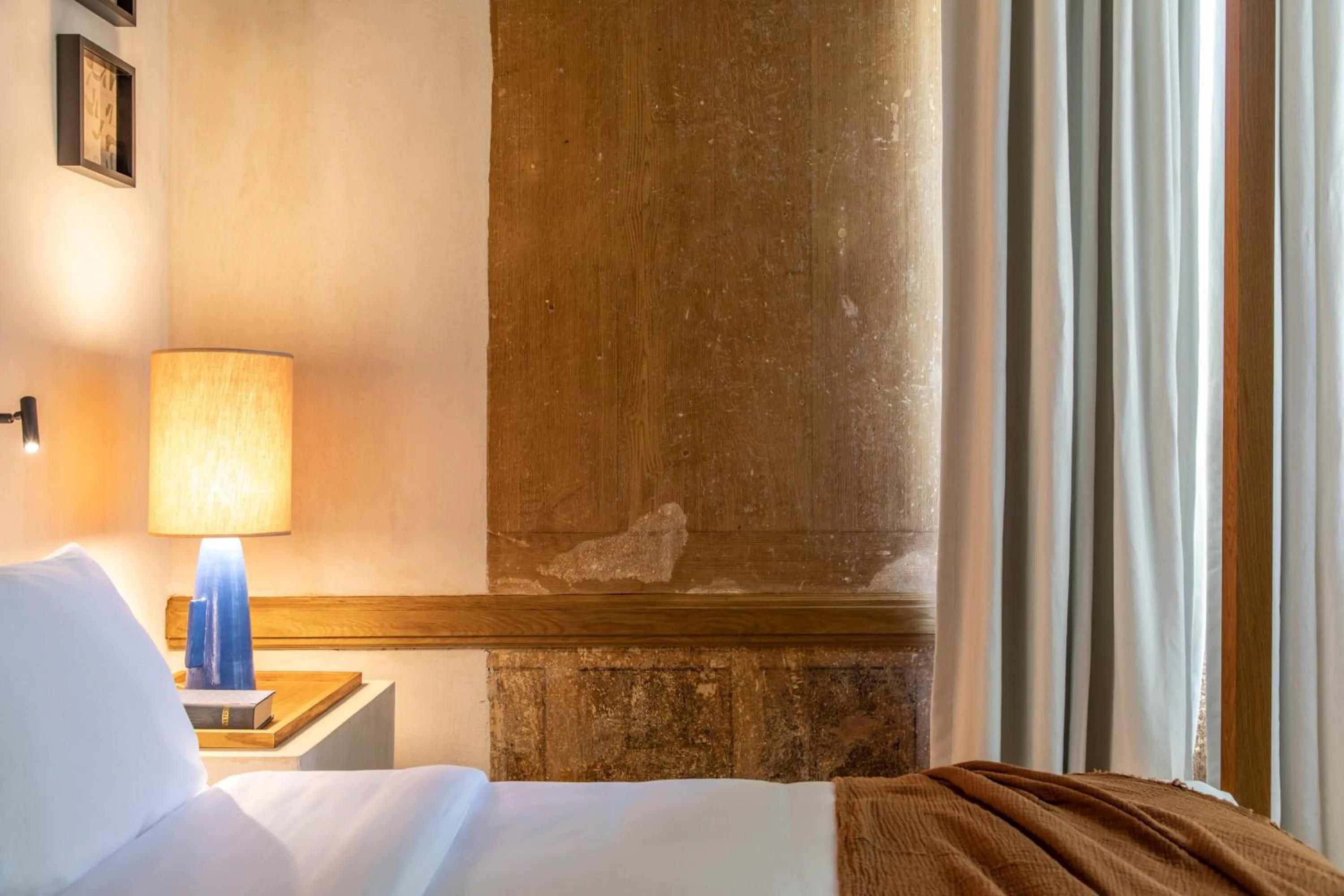 Decorative detail, Bed in Monsieur Didot