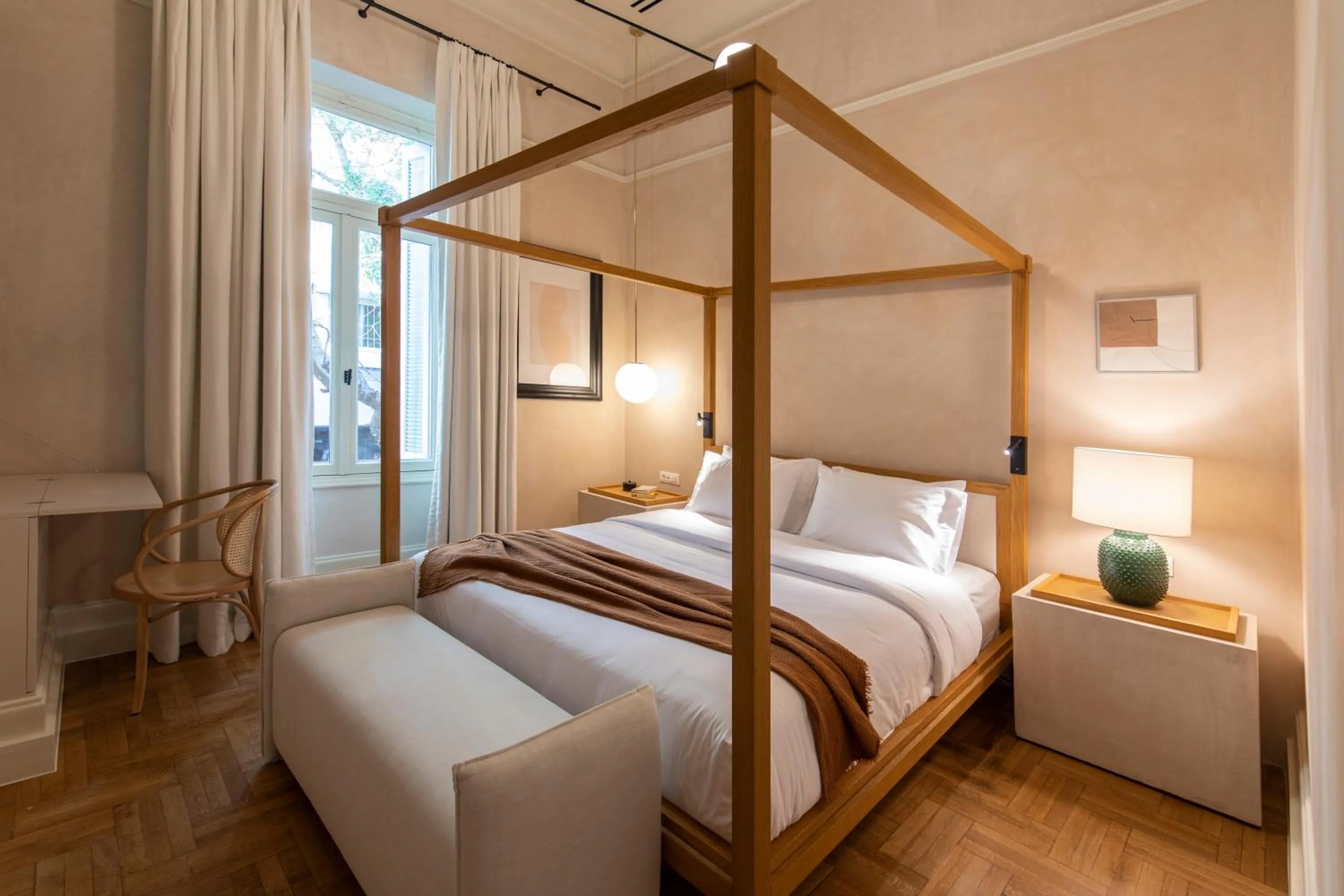 Bedroom, Bed in Monsieur Didot