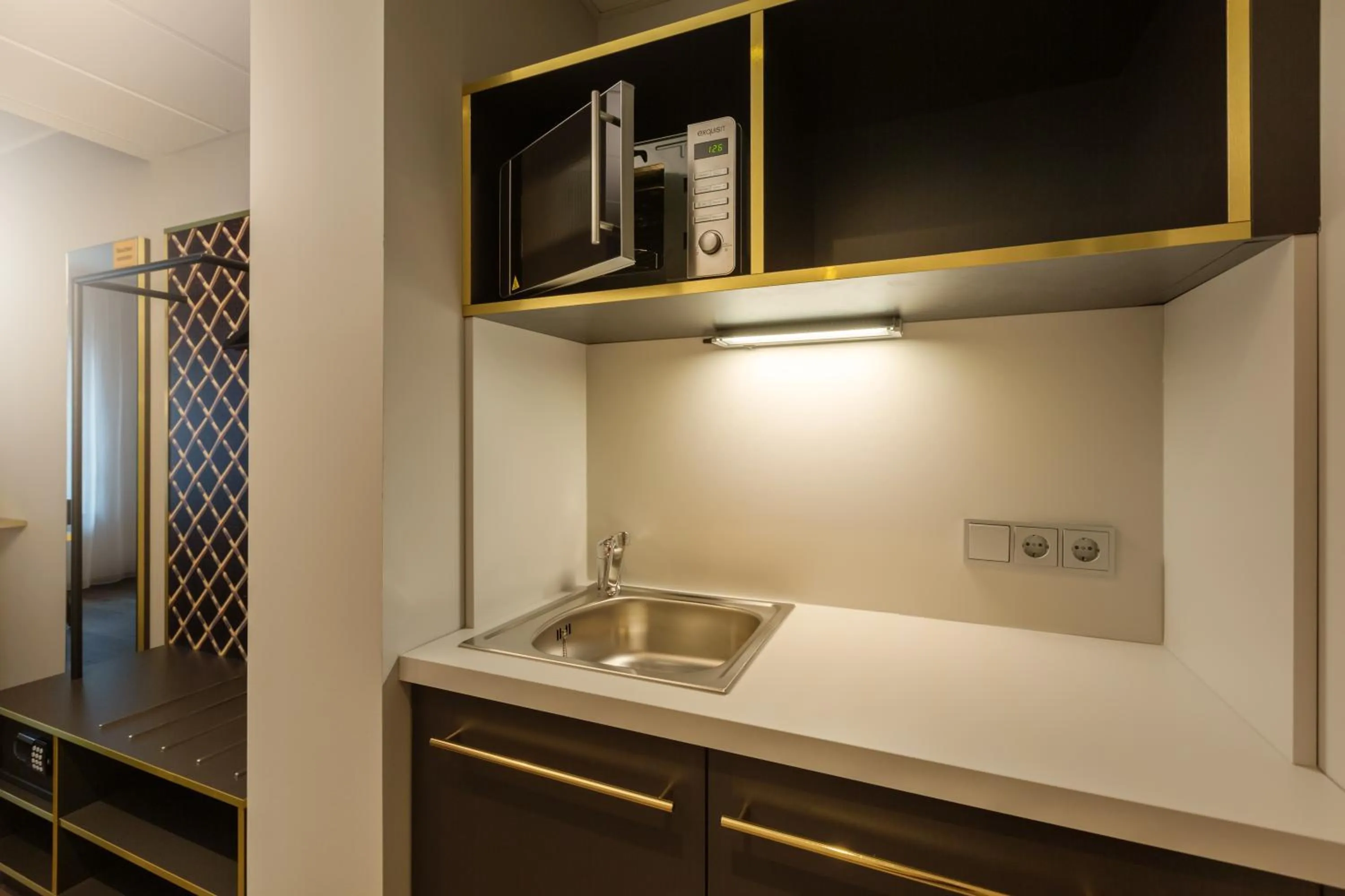 Kitchen or kitchenette in Holiday Inn - the niu, Mesh Stuttgart Messe by IHG