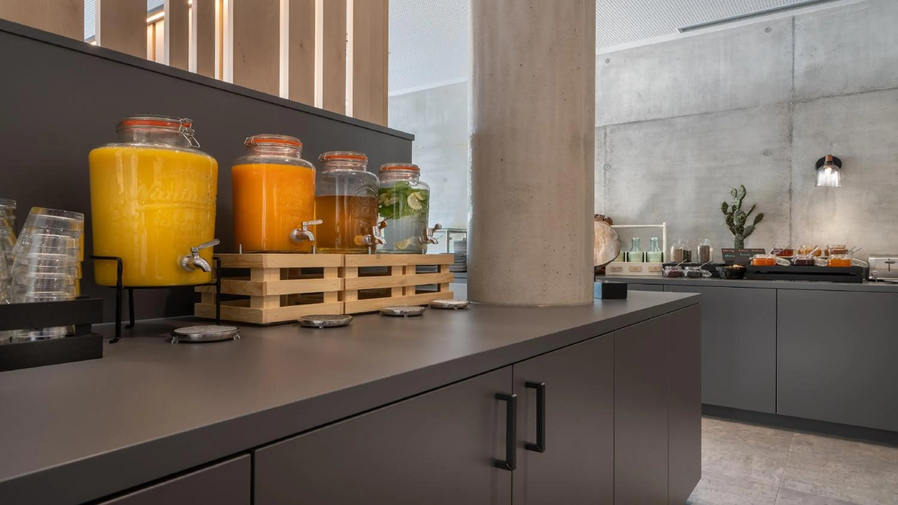 Restaurant/places to eat in Holiday Inn - the niu, Timber Esslingen by IHG