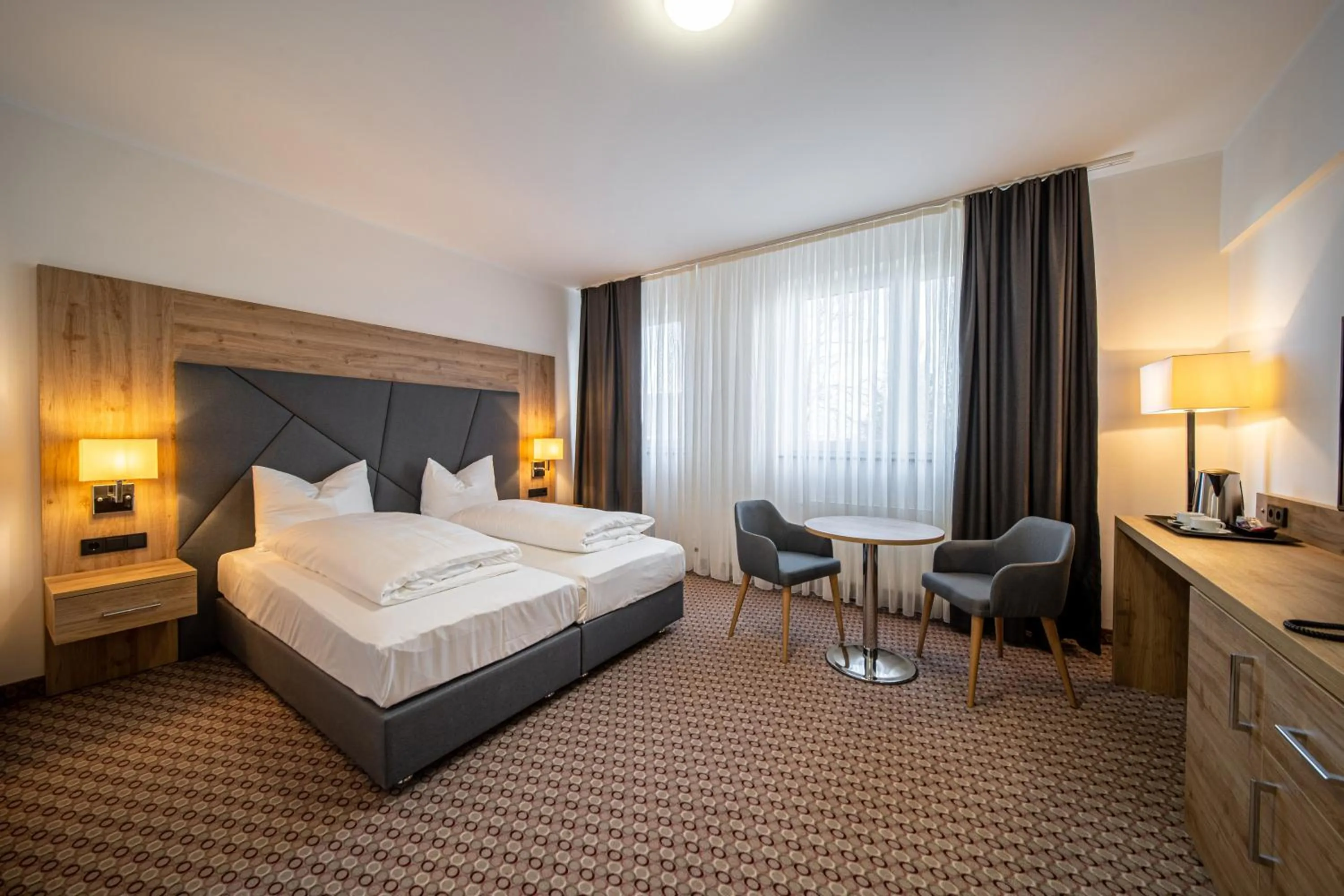 Photo of the whole room, Bed in EE Hotel