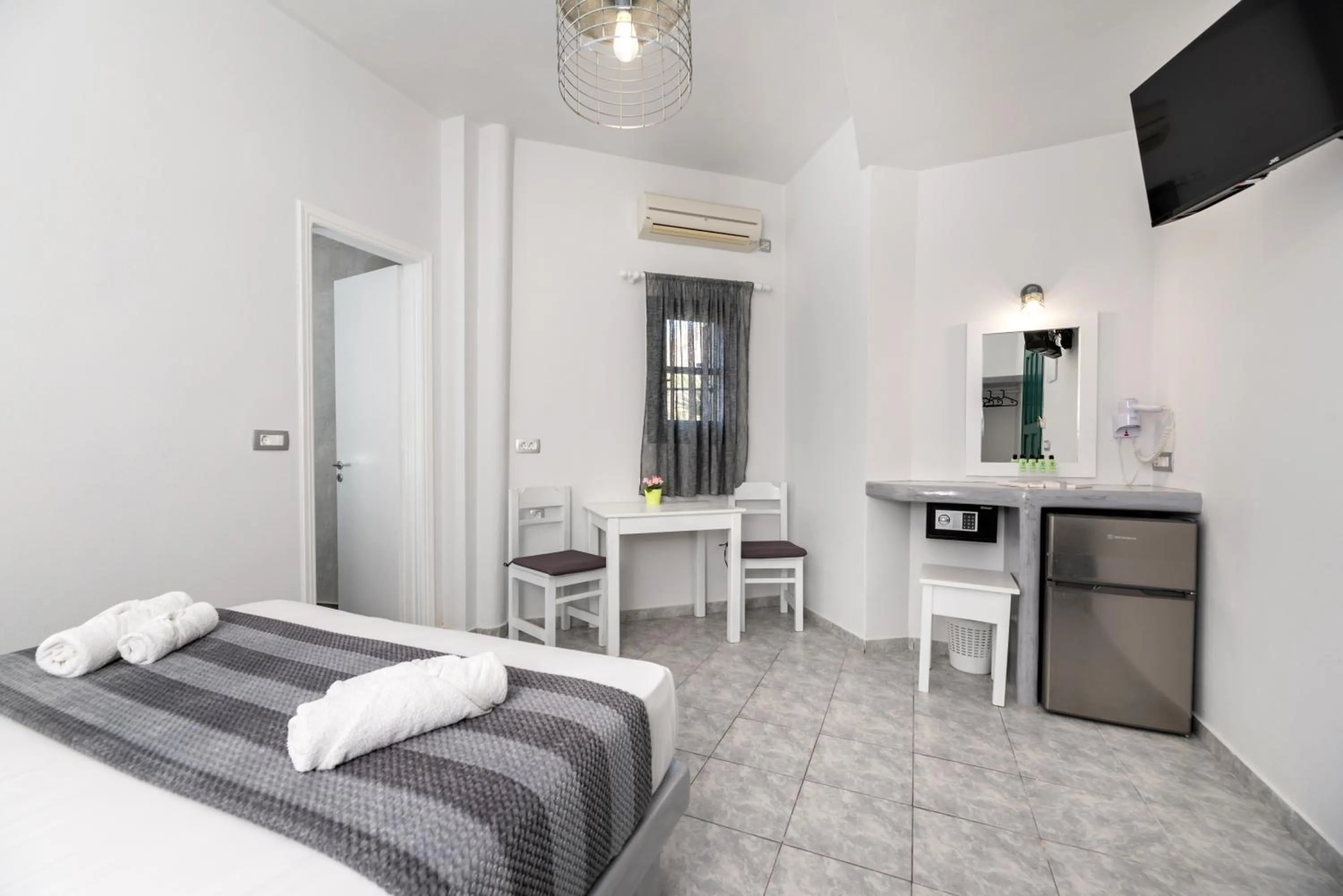 Coffee/tea facilities, Bed in Villa Anemomilos Perissa