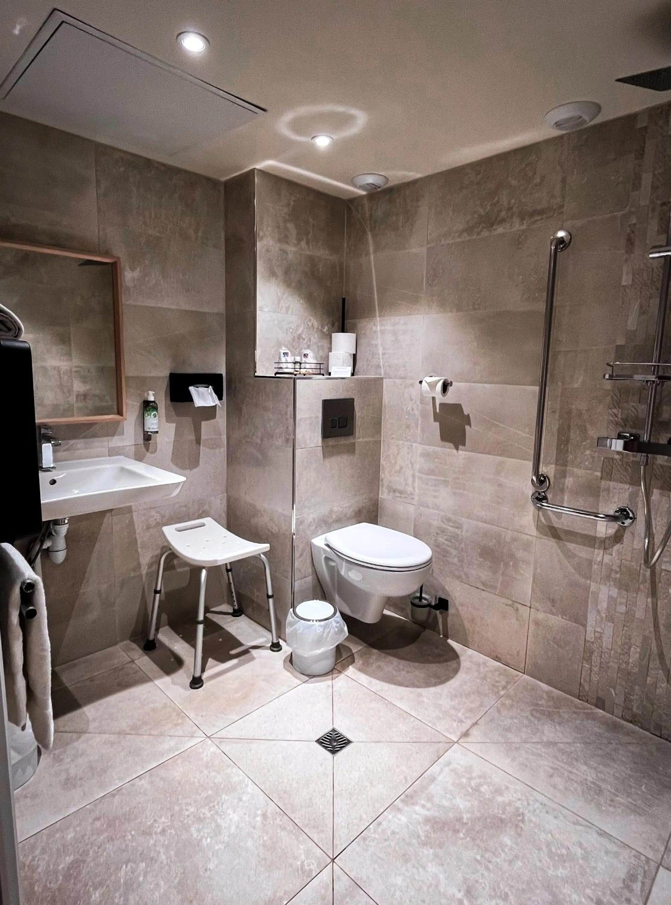 Bathroom in Best Western L'Aquarium Arras Nord