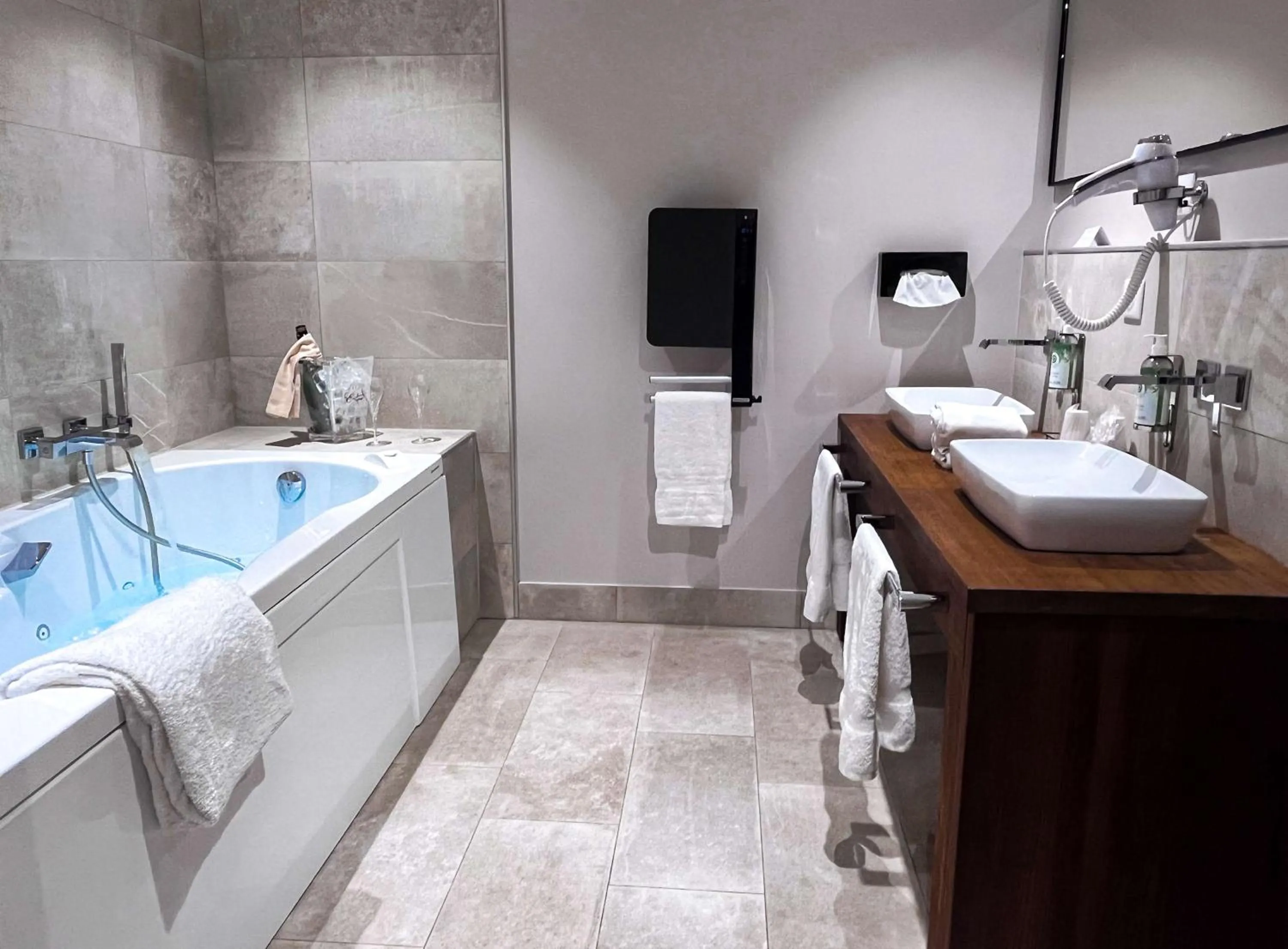 Bathroom in Best Western L'Aquarium Arras Nord