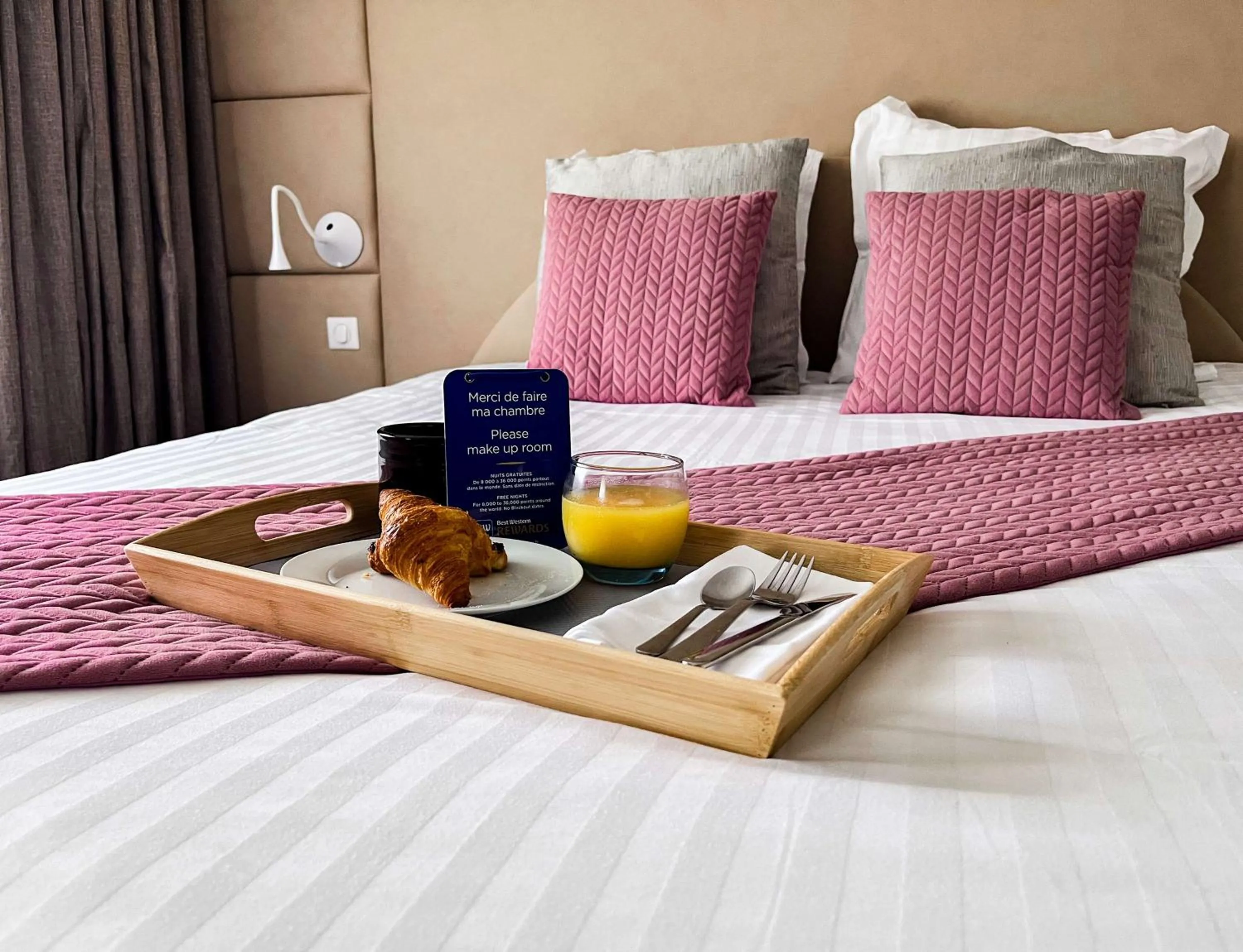 Bedroom, Bed in Best Western L'Aquarium Arras Nord