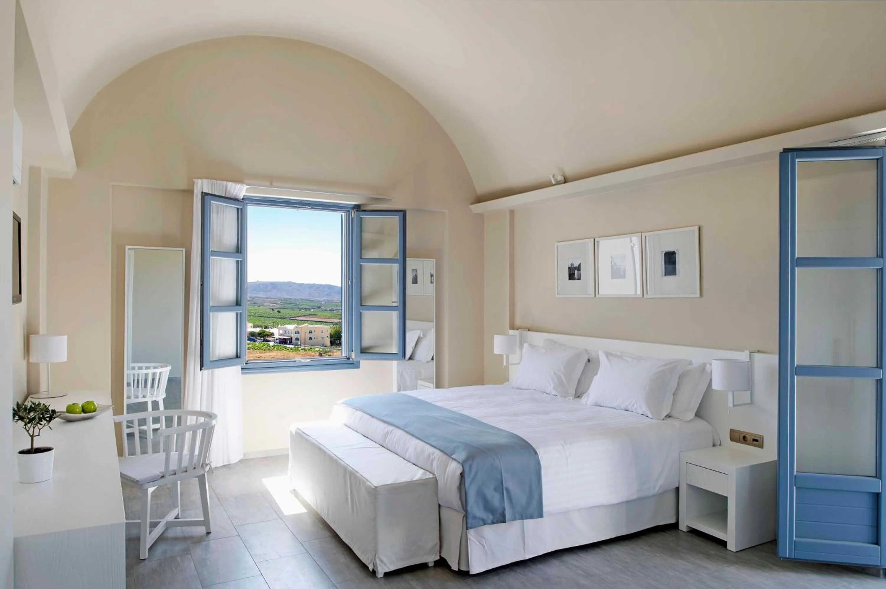 Bed in Acroterra Rosa Luxury Suites & Spa