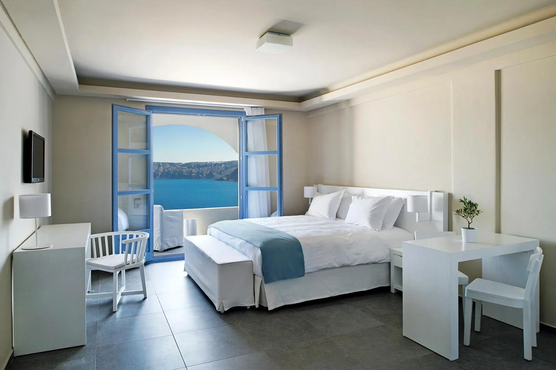 Bed in Acroterra Rosa Luxury Suites & Spa