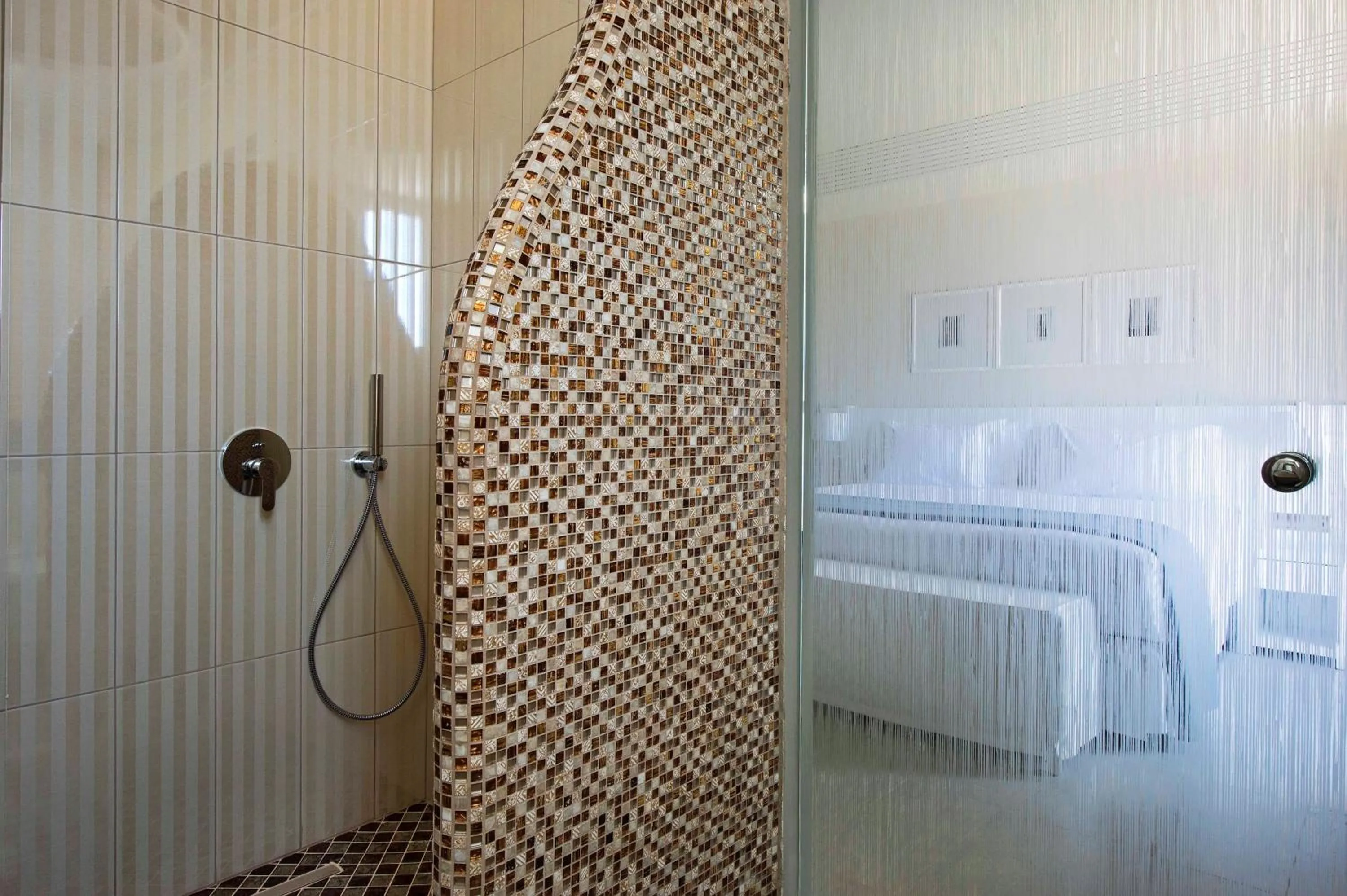 Bathroom, Bed in Acroterra Rosa Luxury Suites & Spa