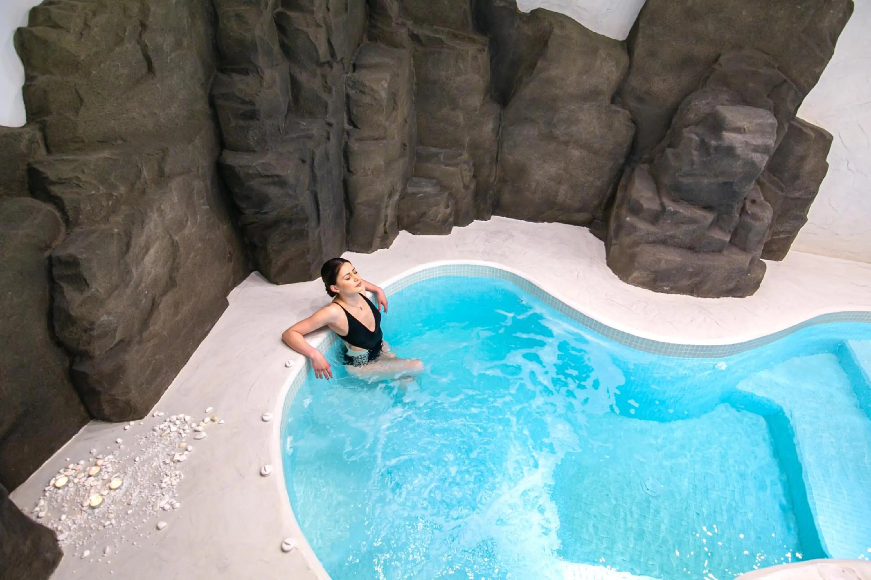 Hot Tub in Acroterra Rosa Luxury Suites & Spa