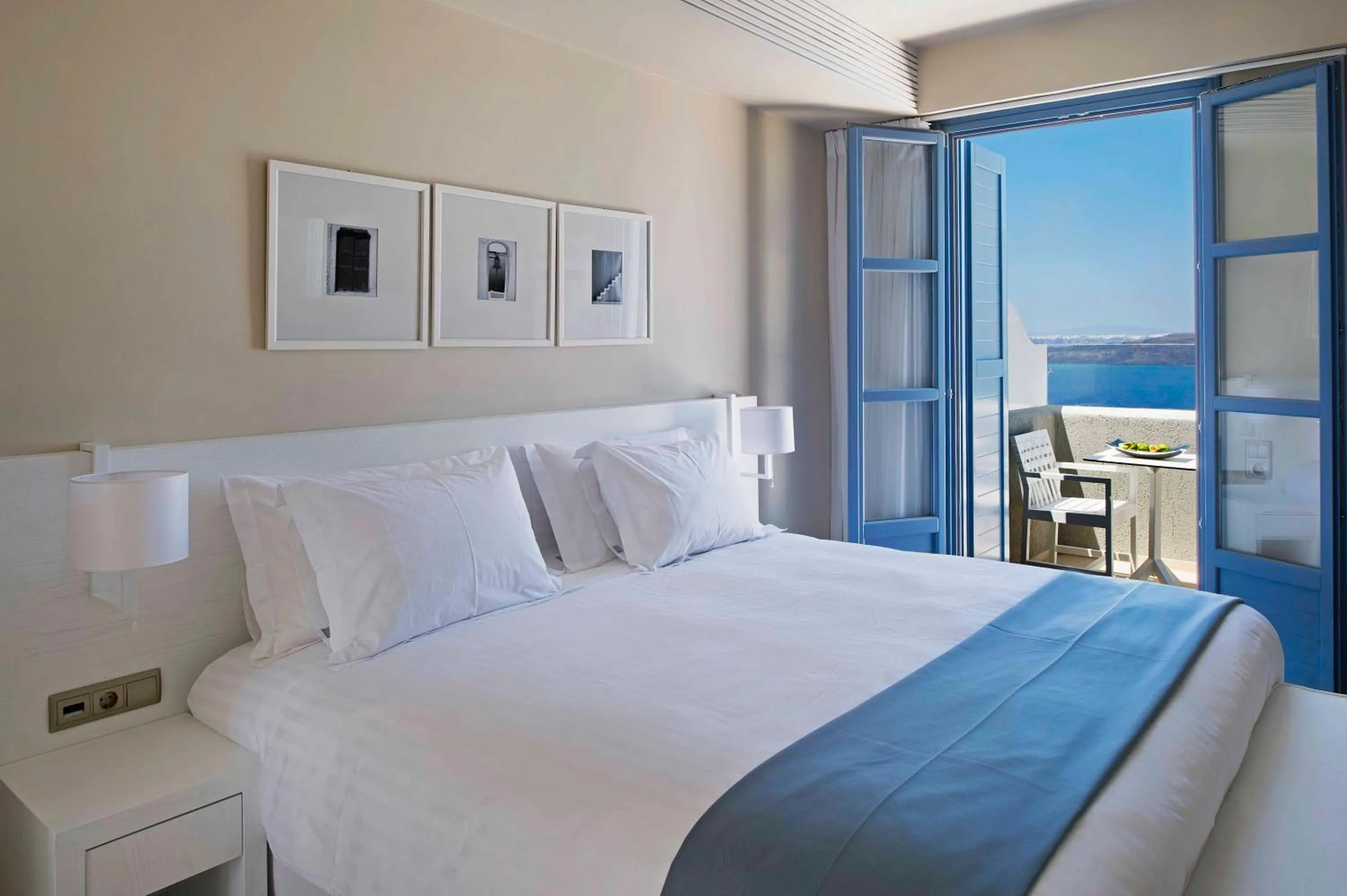 Bed in Acroterra Rosa Luxury Suites & Spa