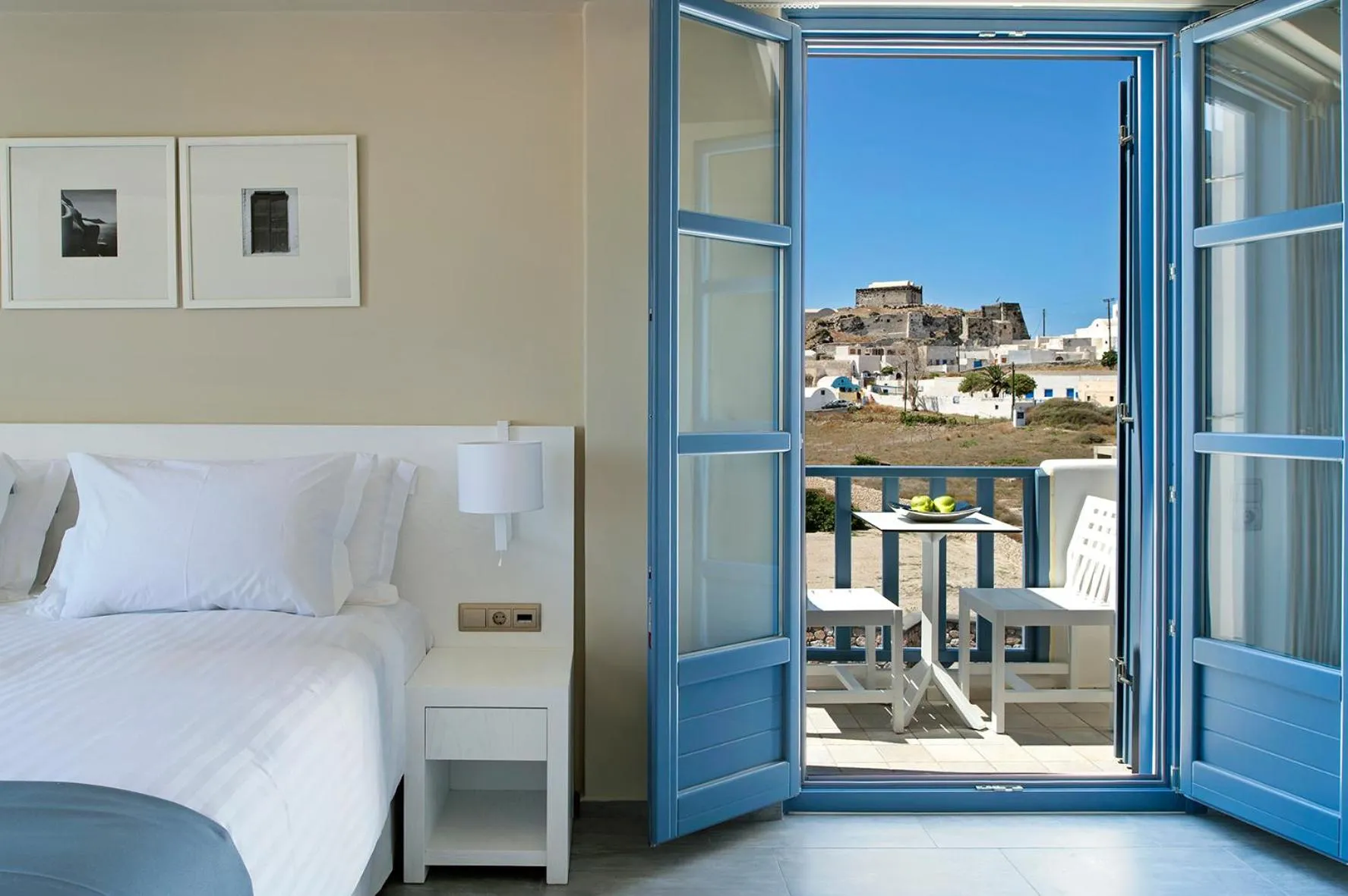 Bed in Acroterra Rosa Luxury Suites & Spa