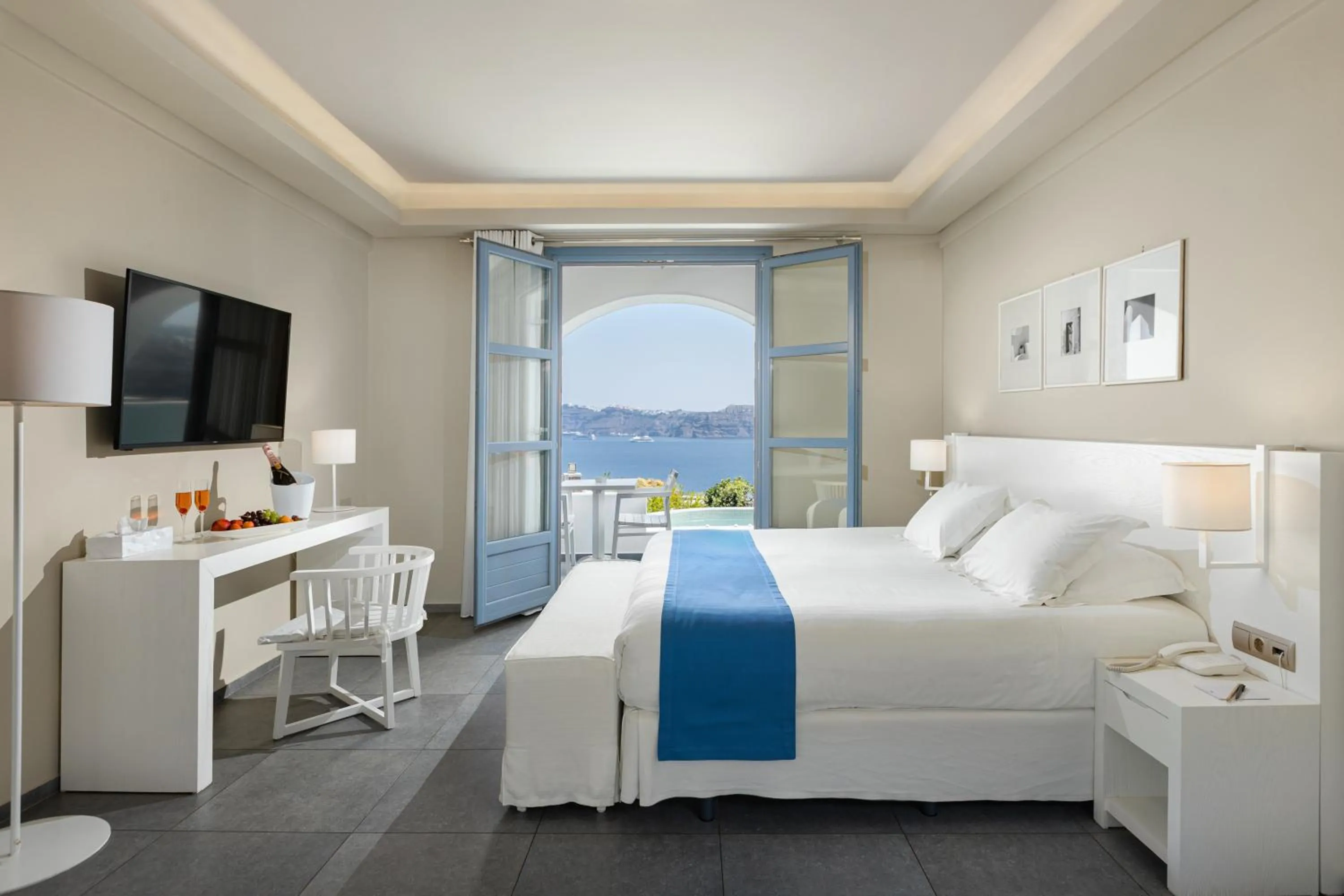 Bed in Acroterra Rosa Luxury Suites & Spa