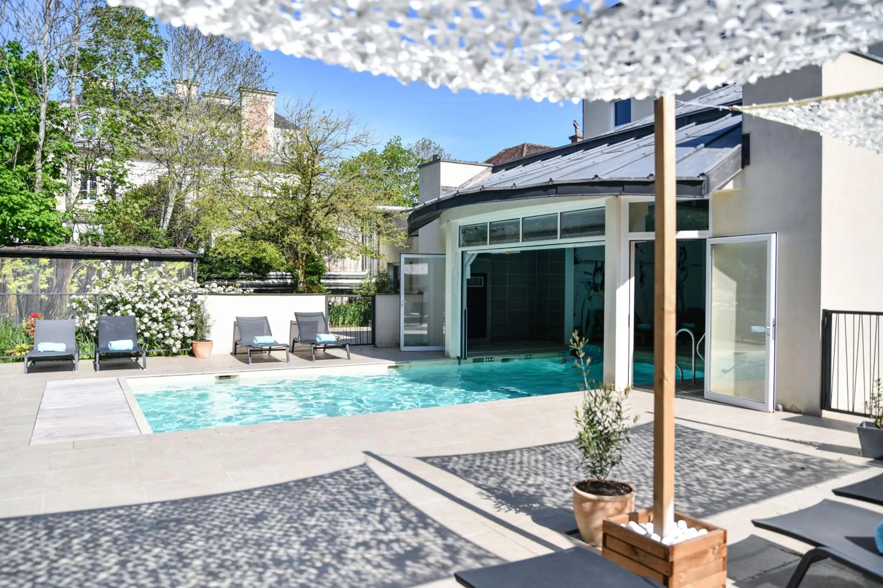 Swimming pool in Hotel Demeures de Campagne Château de Fontainebleau