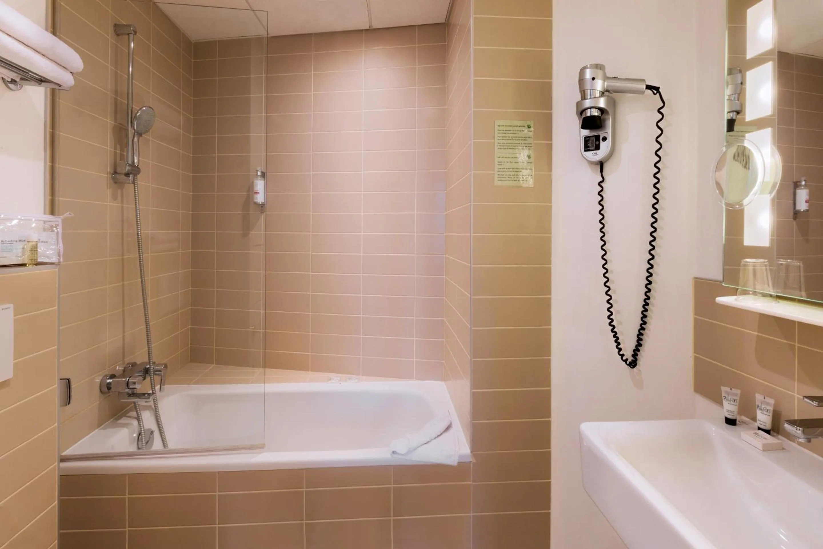 Bathroom in Contact Hôtel Alizé Montmartre