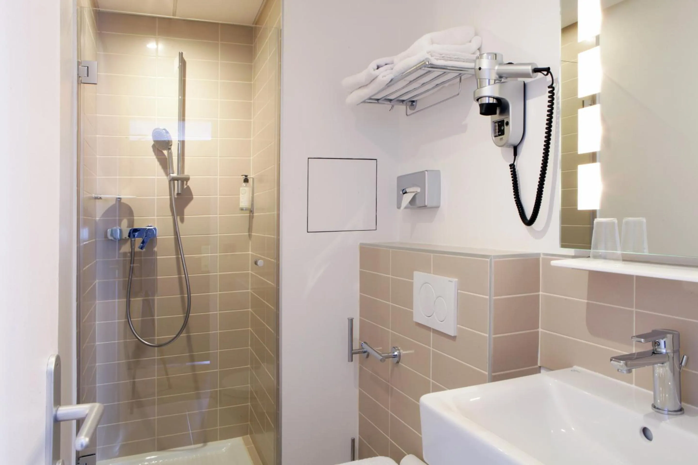 Bathroom in Contact Hôtel Alizé Montmartre