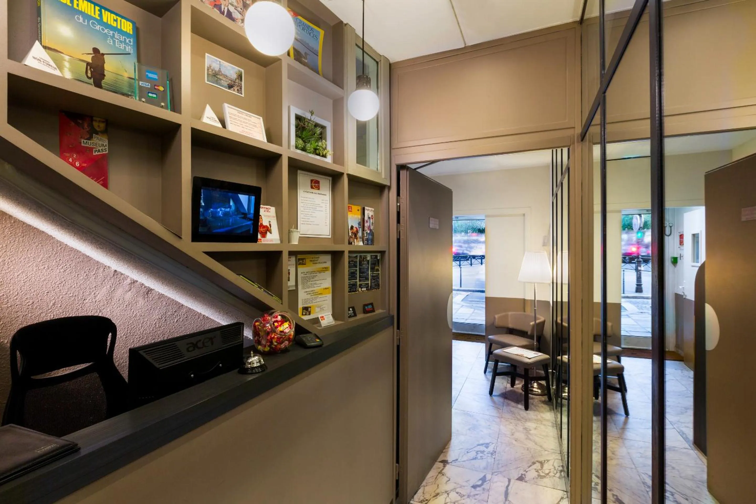 Lobby or reception in Contact Hôtel Alizé Montmartre