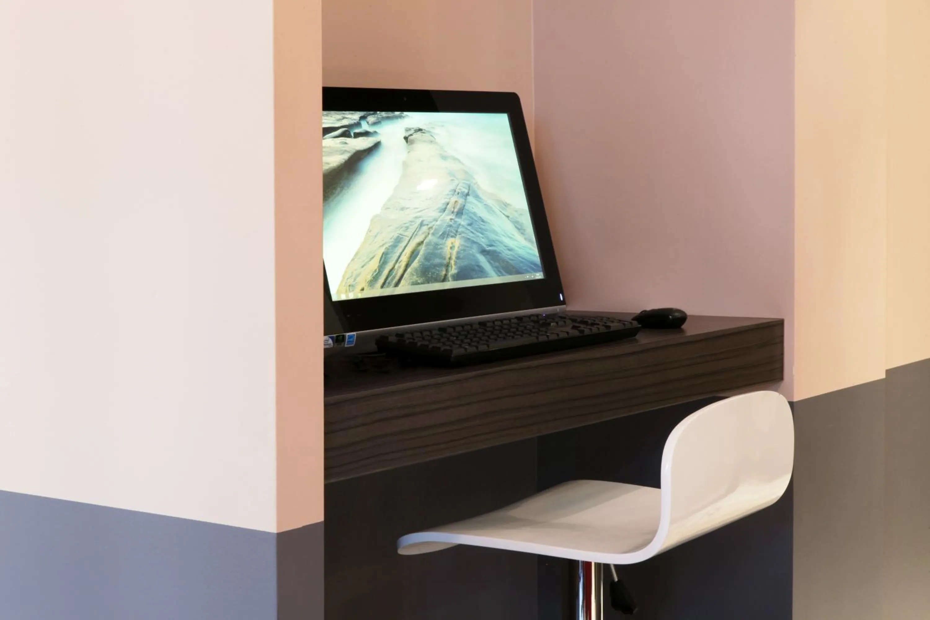 TV and multimedia in Contact Hôtel Alizé Montmartre