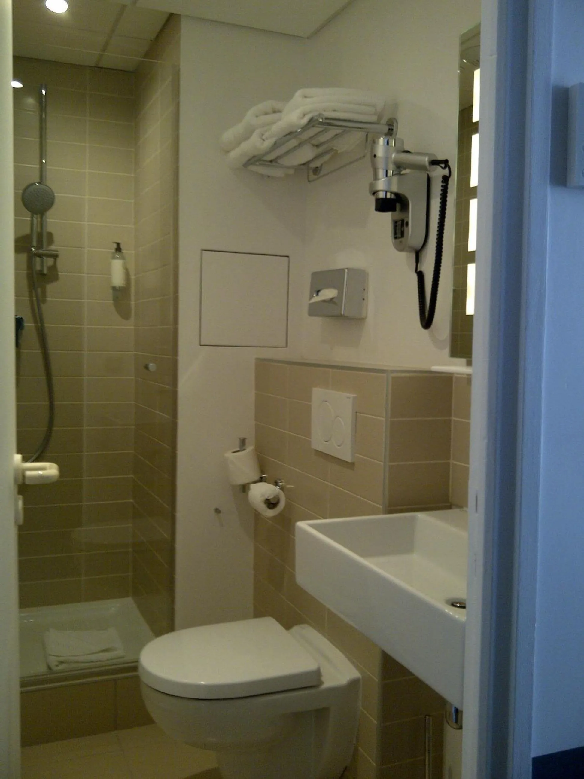 Bathroom in Contact Hôtel Alizé Montmartre