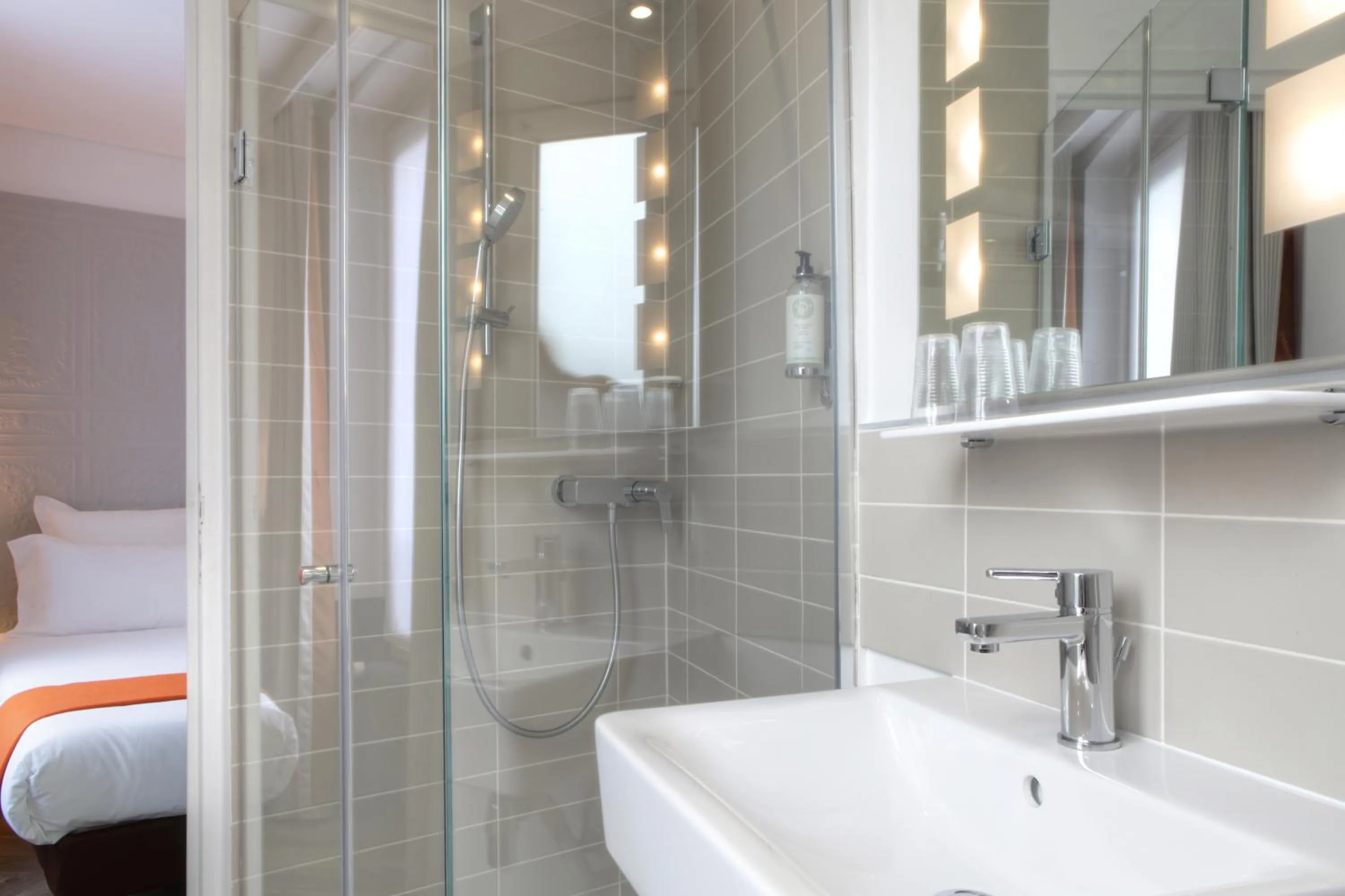 Bathroom in Contact Hôtel Alizé Montmartre