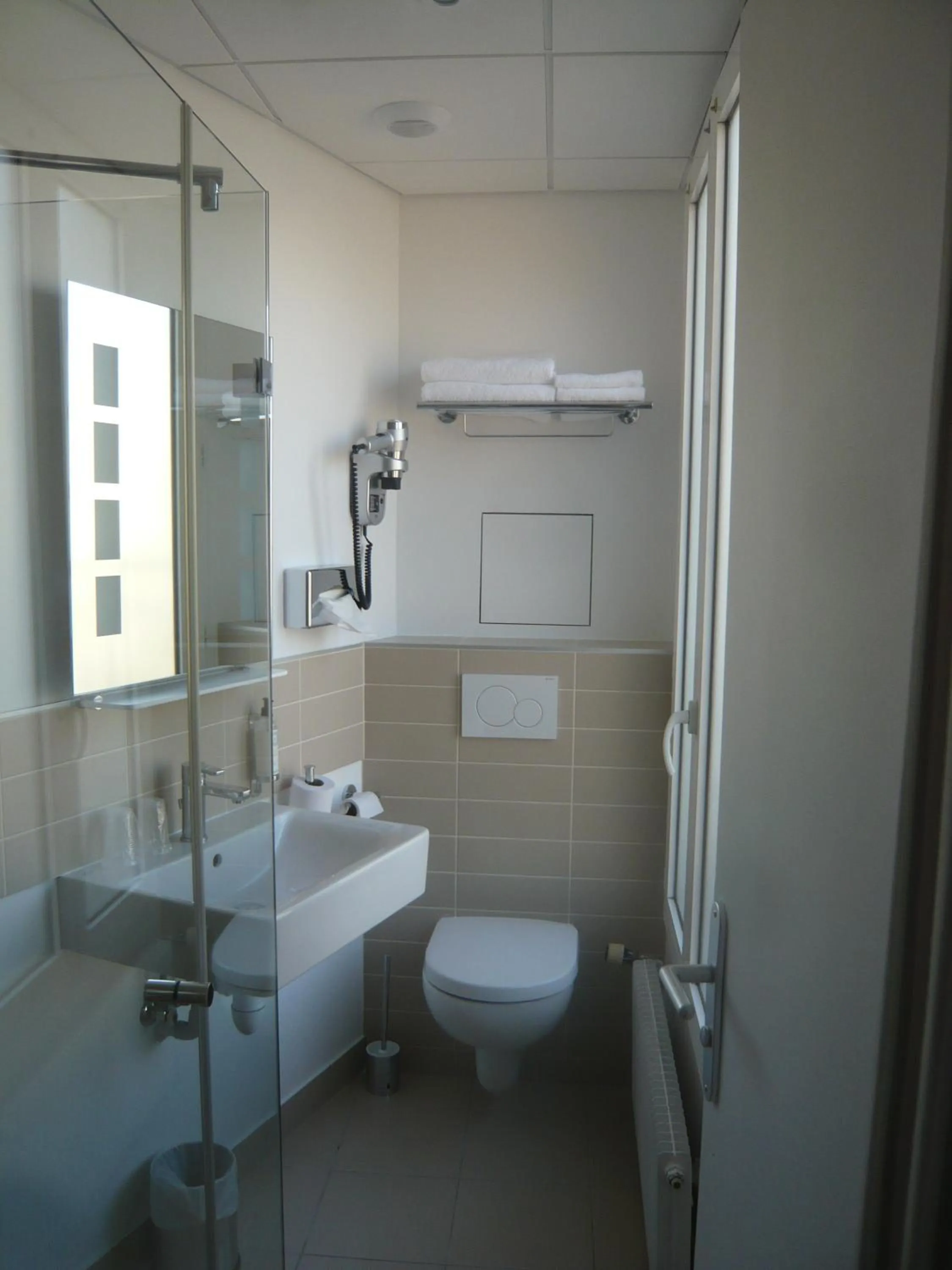 Bathroom in Contact Hôtel Alizé Montmartre