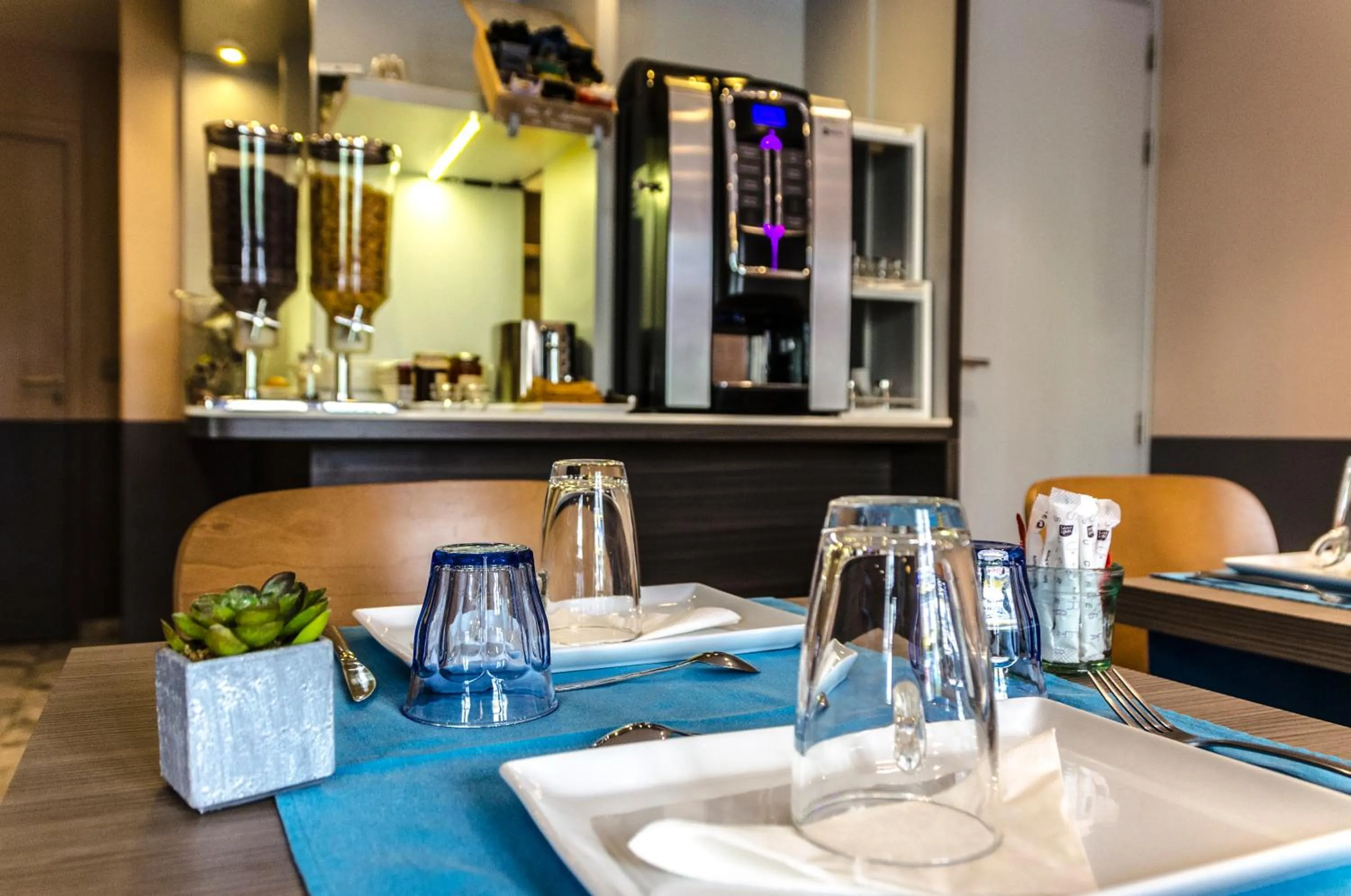 Food and drinks in Contact Hôtel Alizé Montmartre