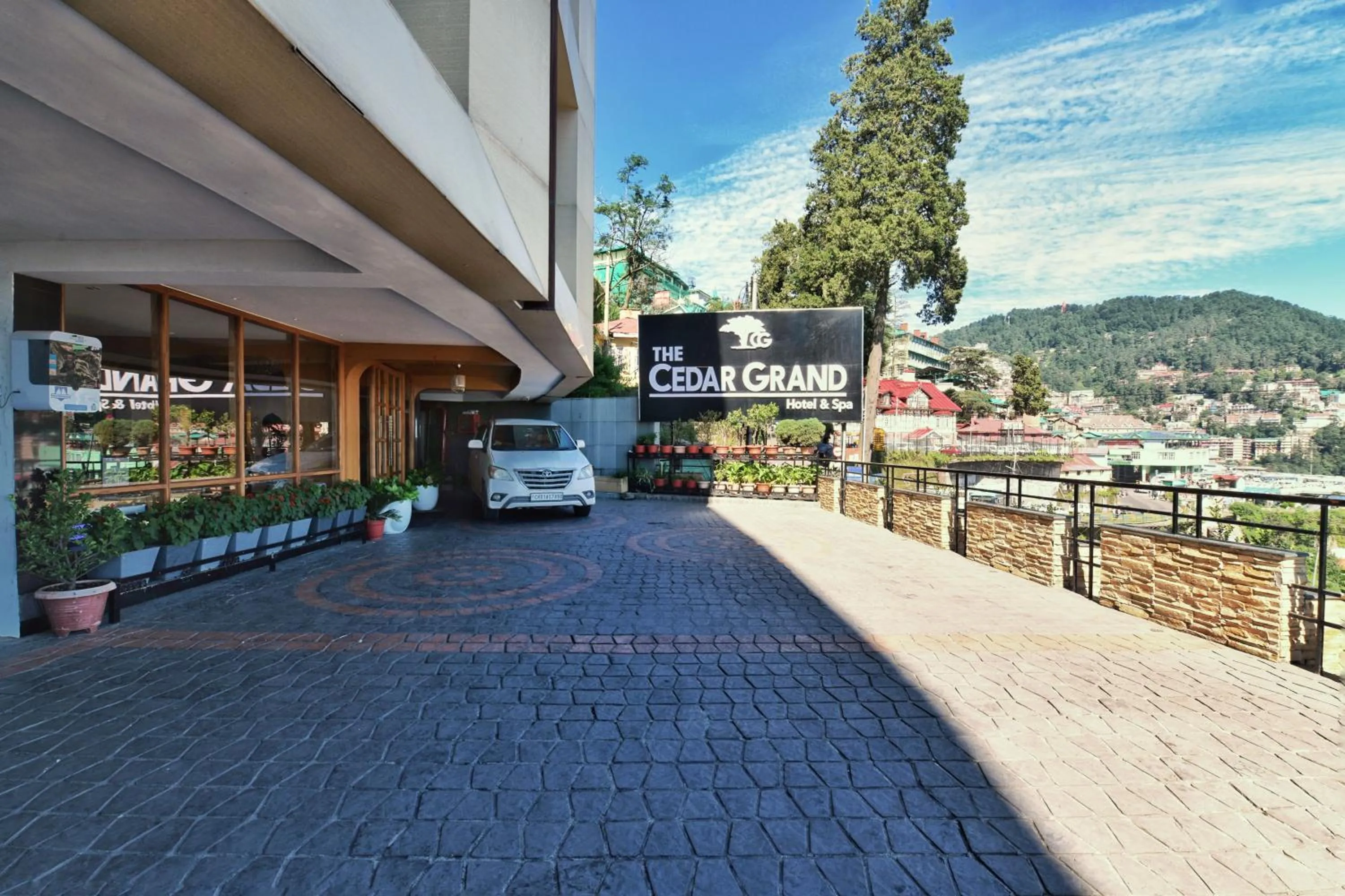 Parking in The Cedar Grand Hotel and Spa