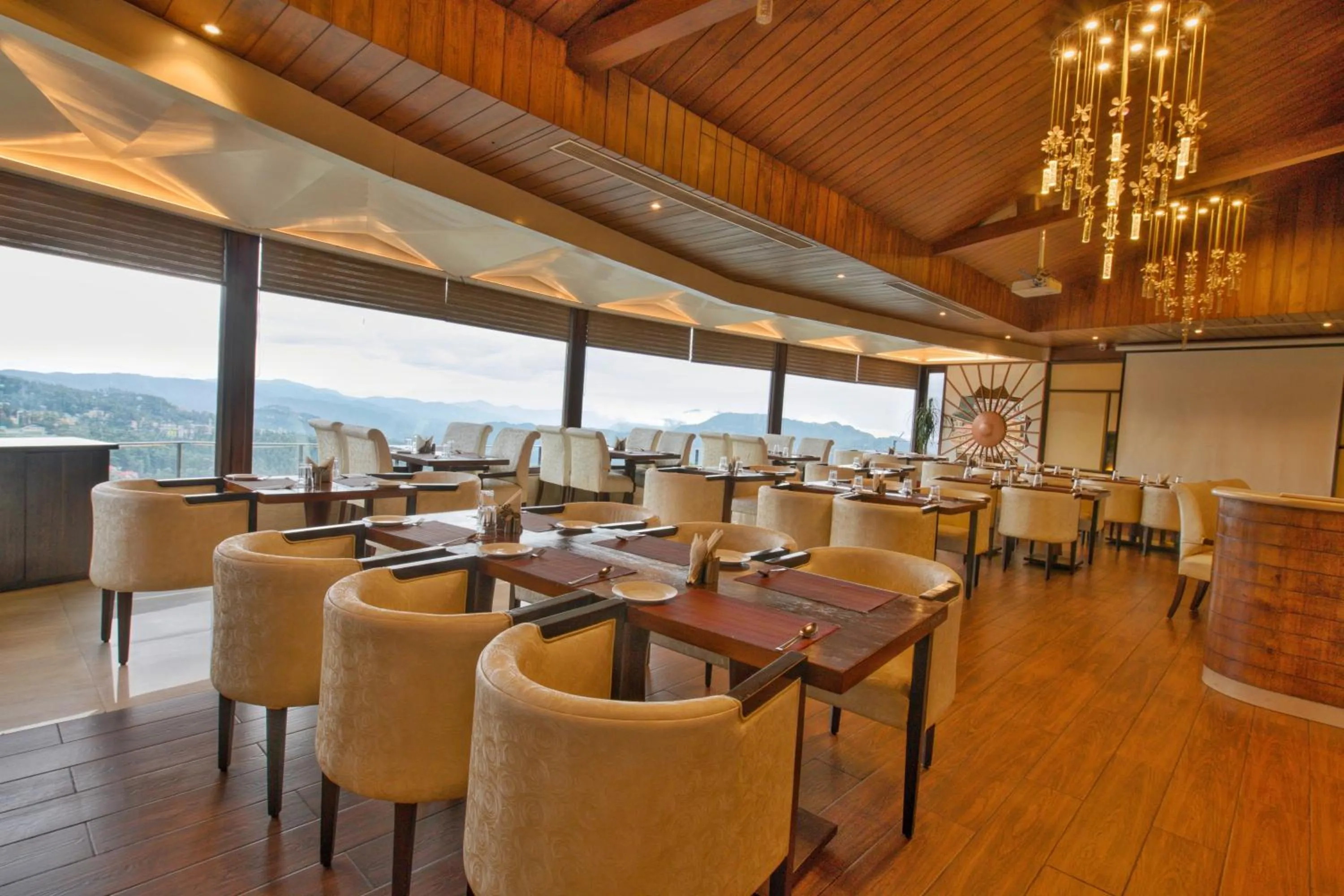 Restaurant/places to eat in The Cedar Grand Hotel and Spa