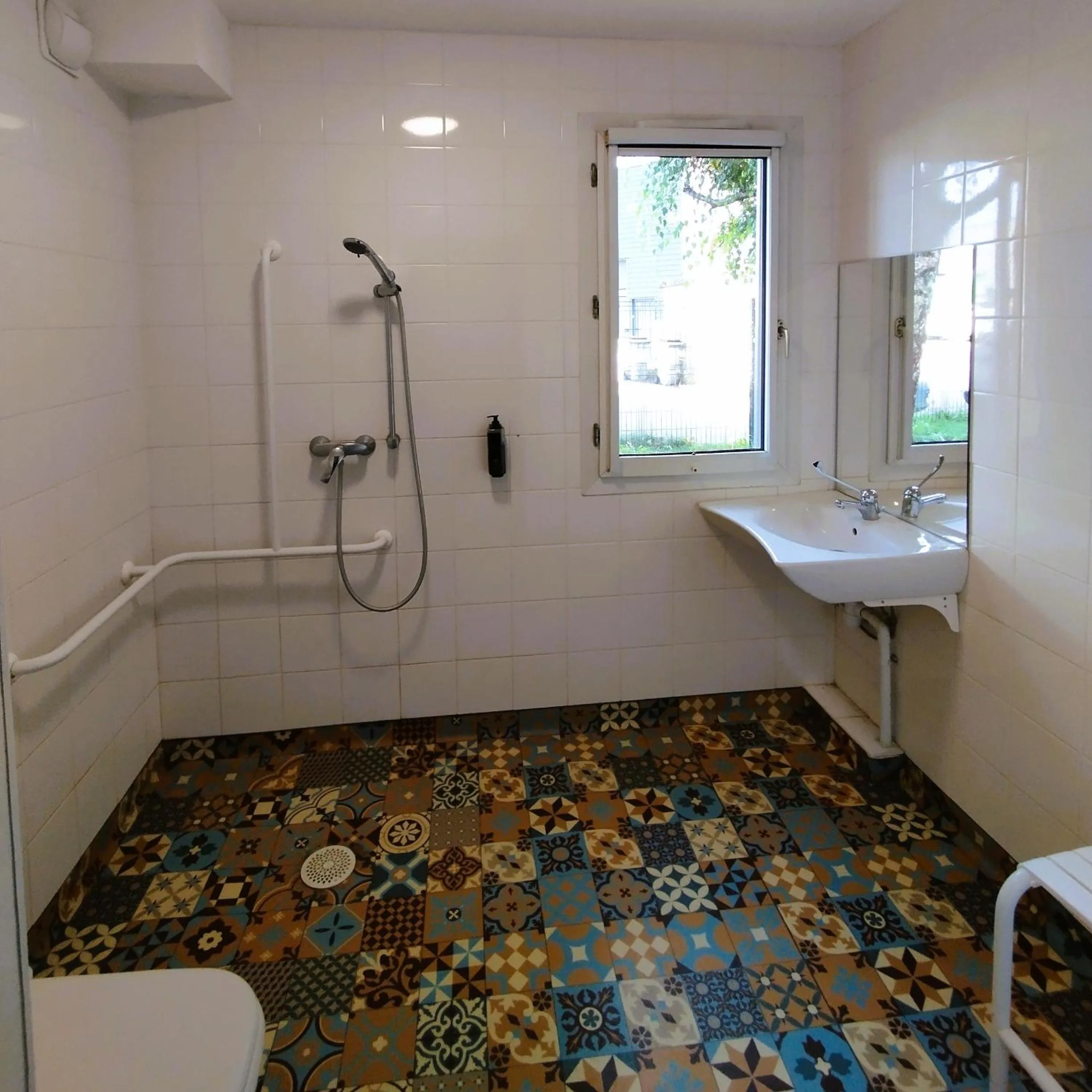 Shower in hotelF1 Lyon Bourgoin-Jallieu