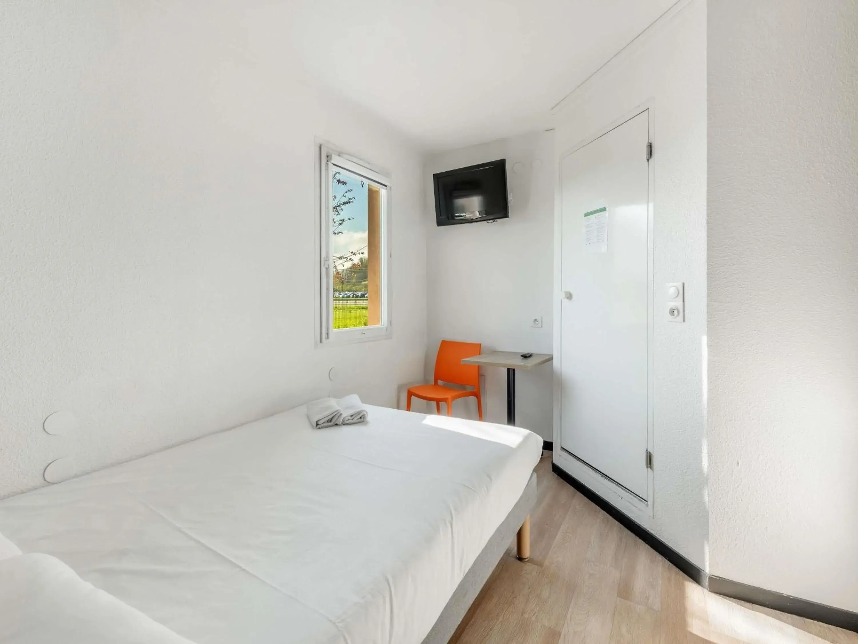 Cabrio Double Room with Bathroom in hotelF1 Lyon Bourgoin-Jallieu Cabrio Double Room with Bathroom in hotelF1 Lyon Bourgoin-Jallieu