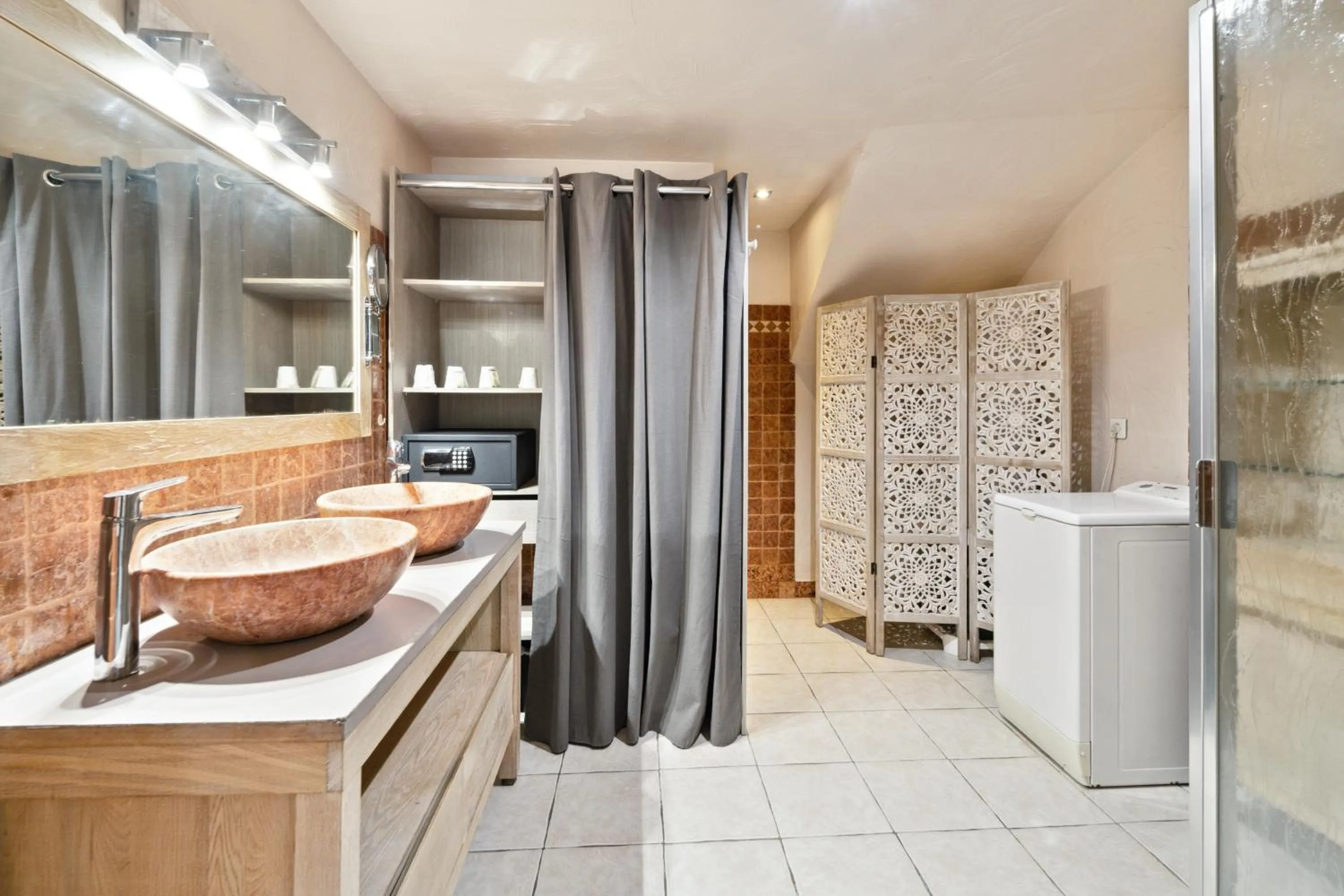 Bathroom in Hôtel La Nartelle