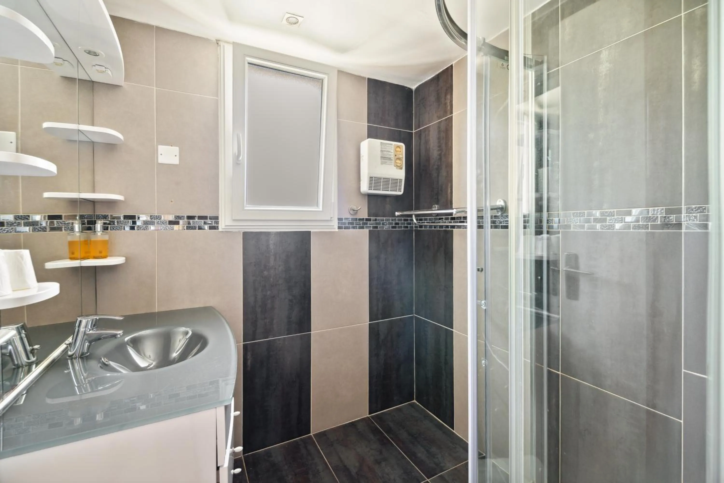 Shower in Hôtel La Nartelle