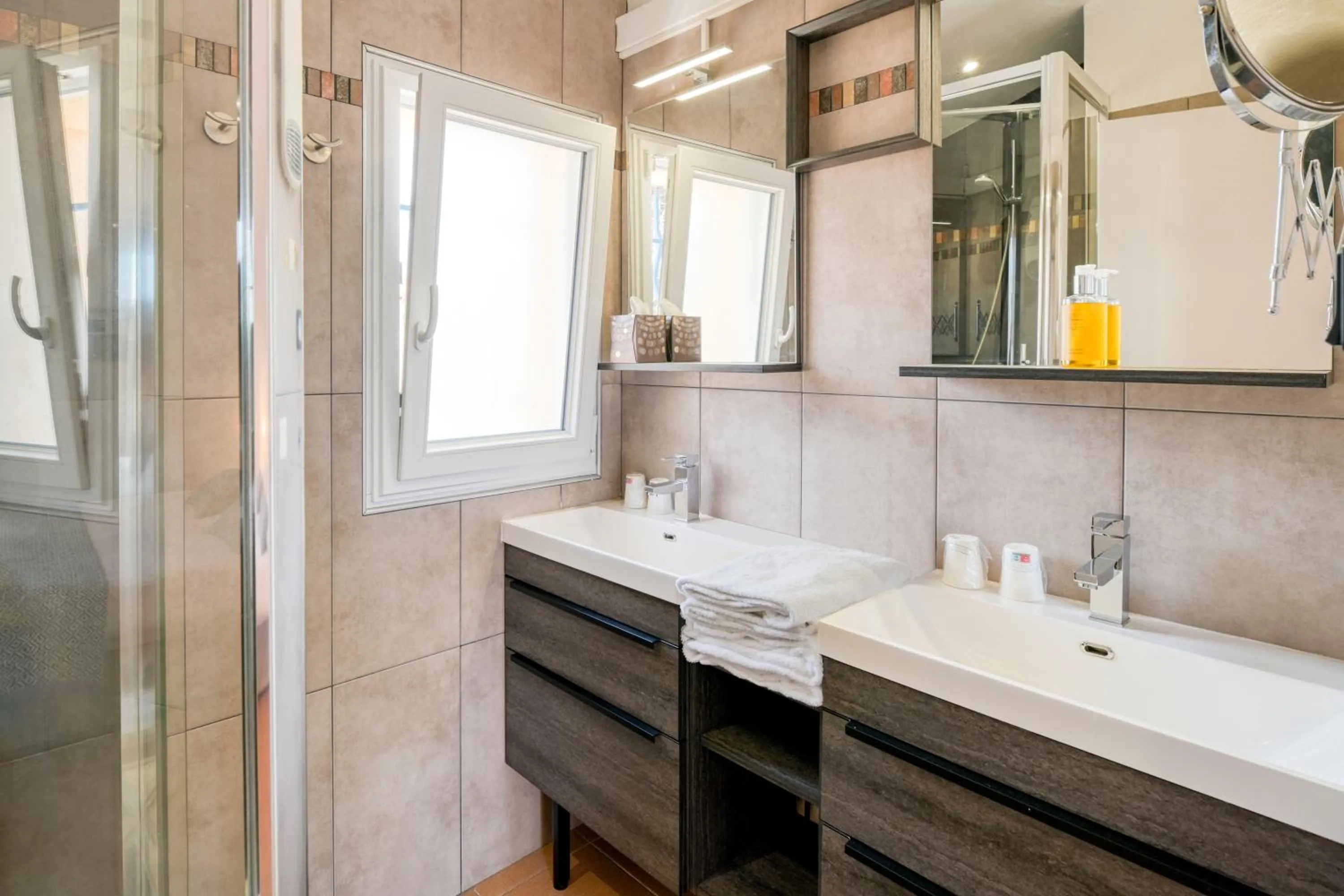 Shower in Hôtel La Nartelle