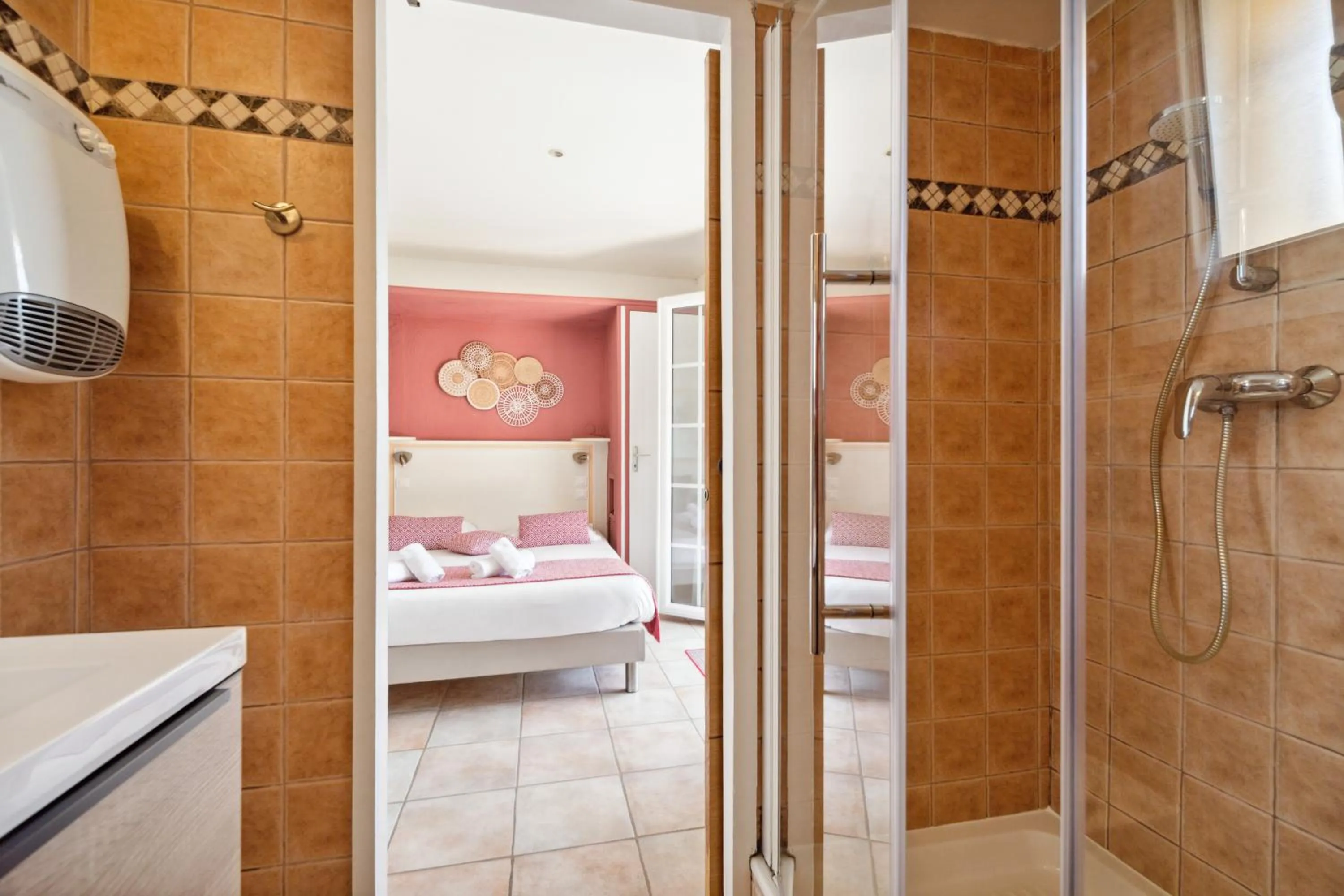 Shower, Bed in Hôtel La Nartelle