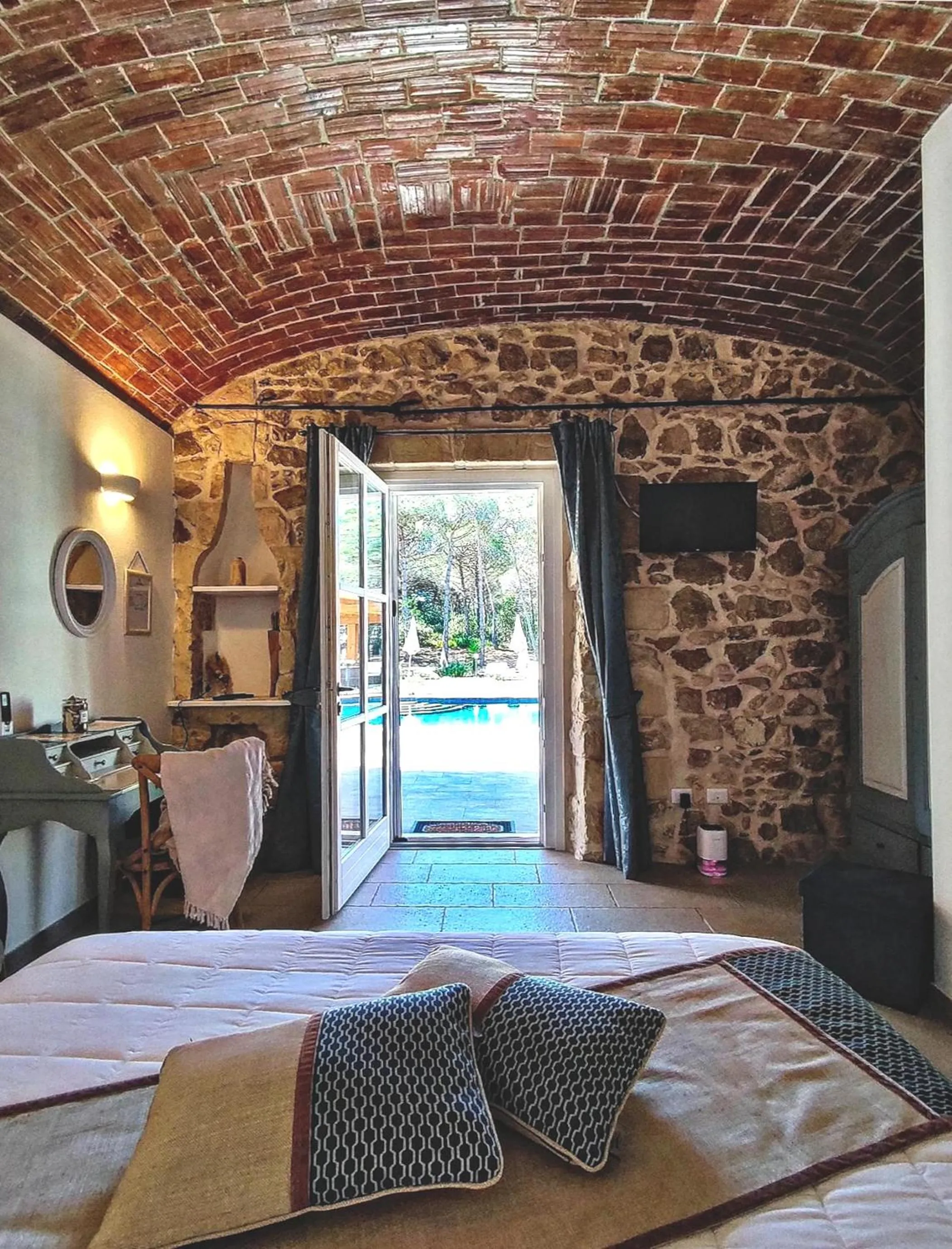 Pool view, Bed in Antica Villa Colonica
