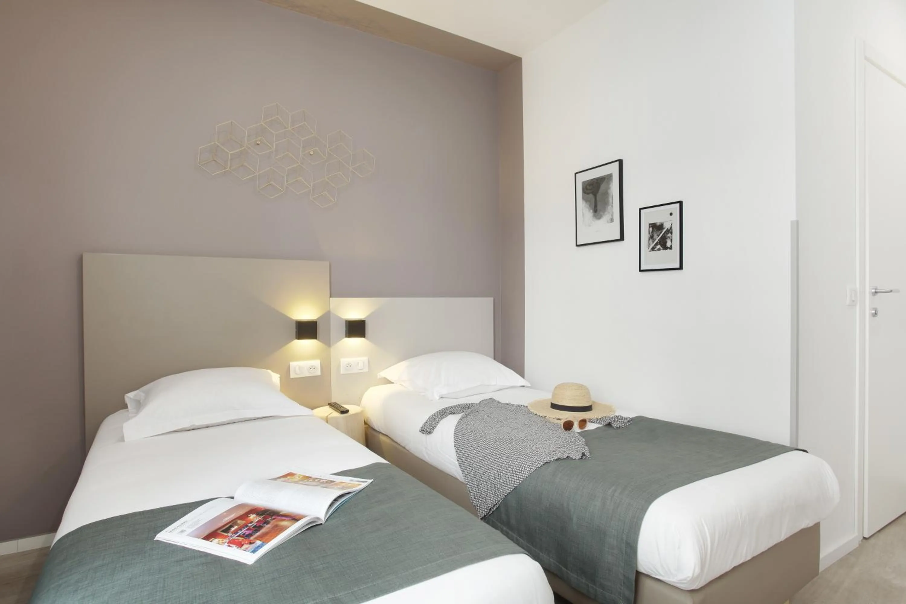 Photo of the whole room, Bed in Hôtel Alcôve Nice