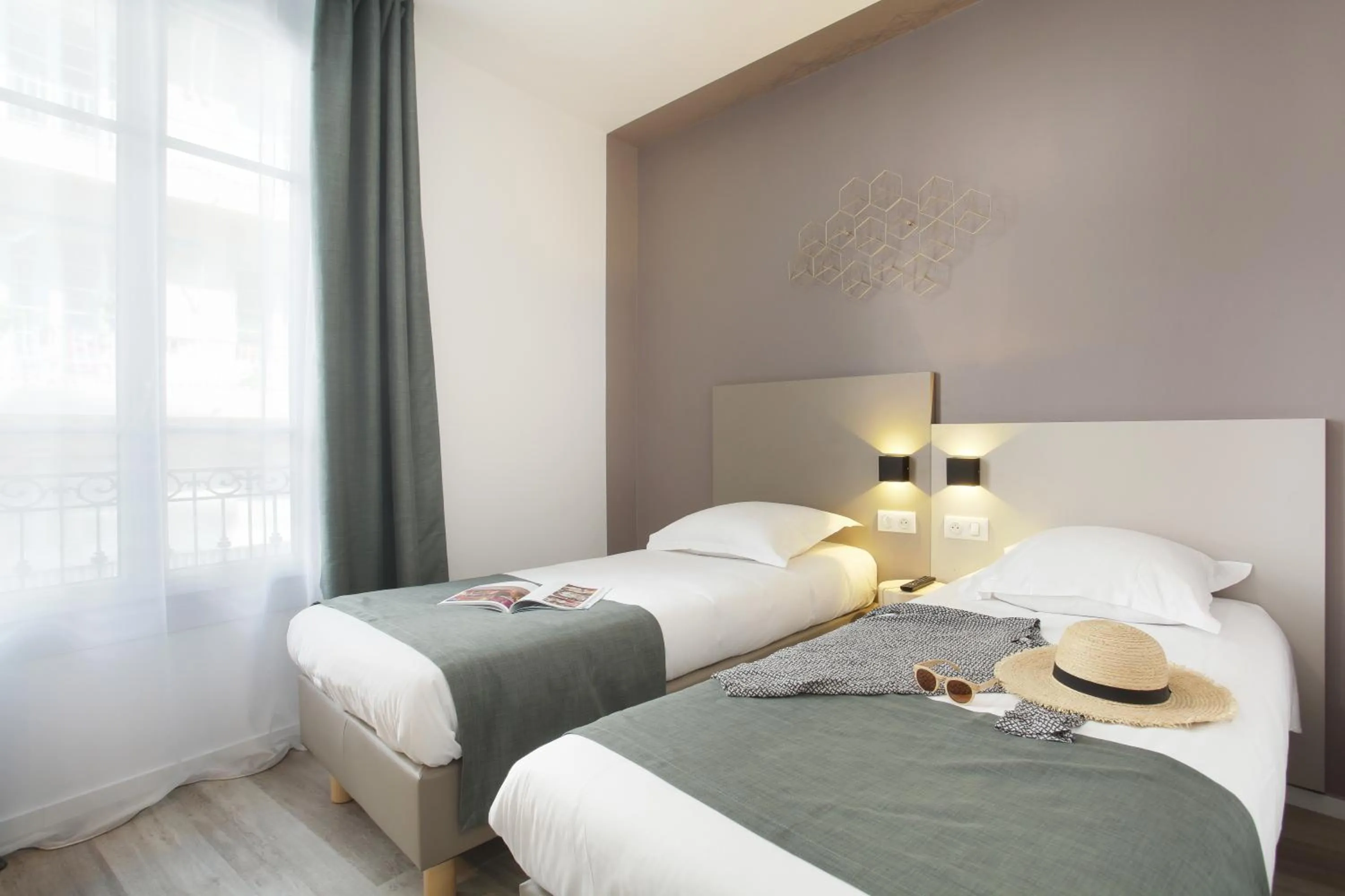 Photo of the whole room, Bed in Hôtel Alcôve Nice