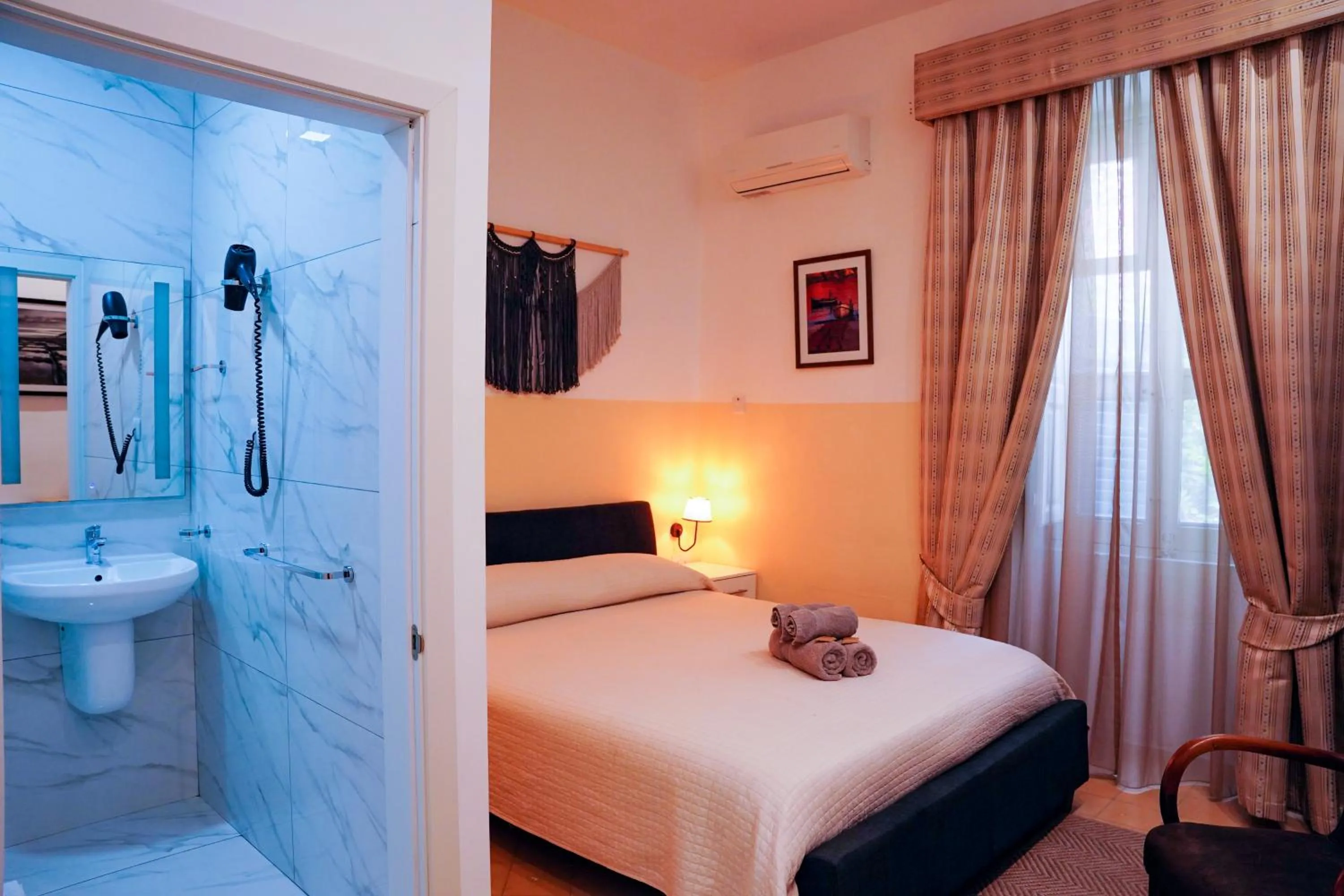 Shower, Bed in The Maltese Sun