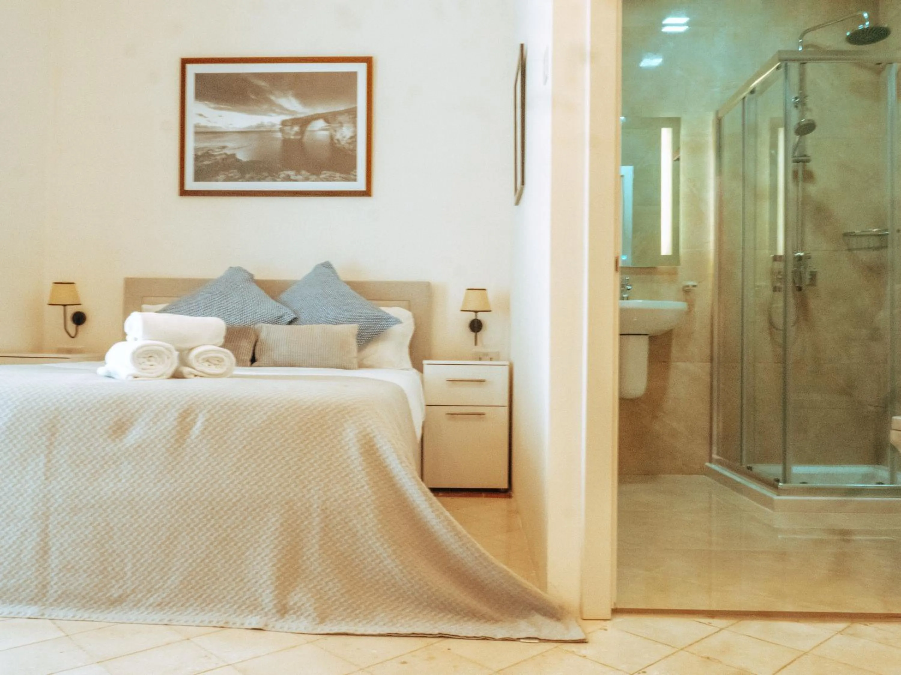 Bathroom, Bed in The Maltese Sun