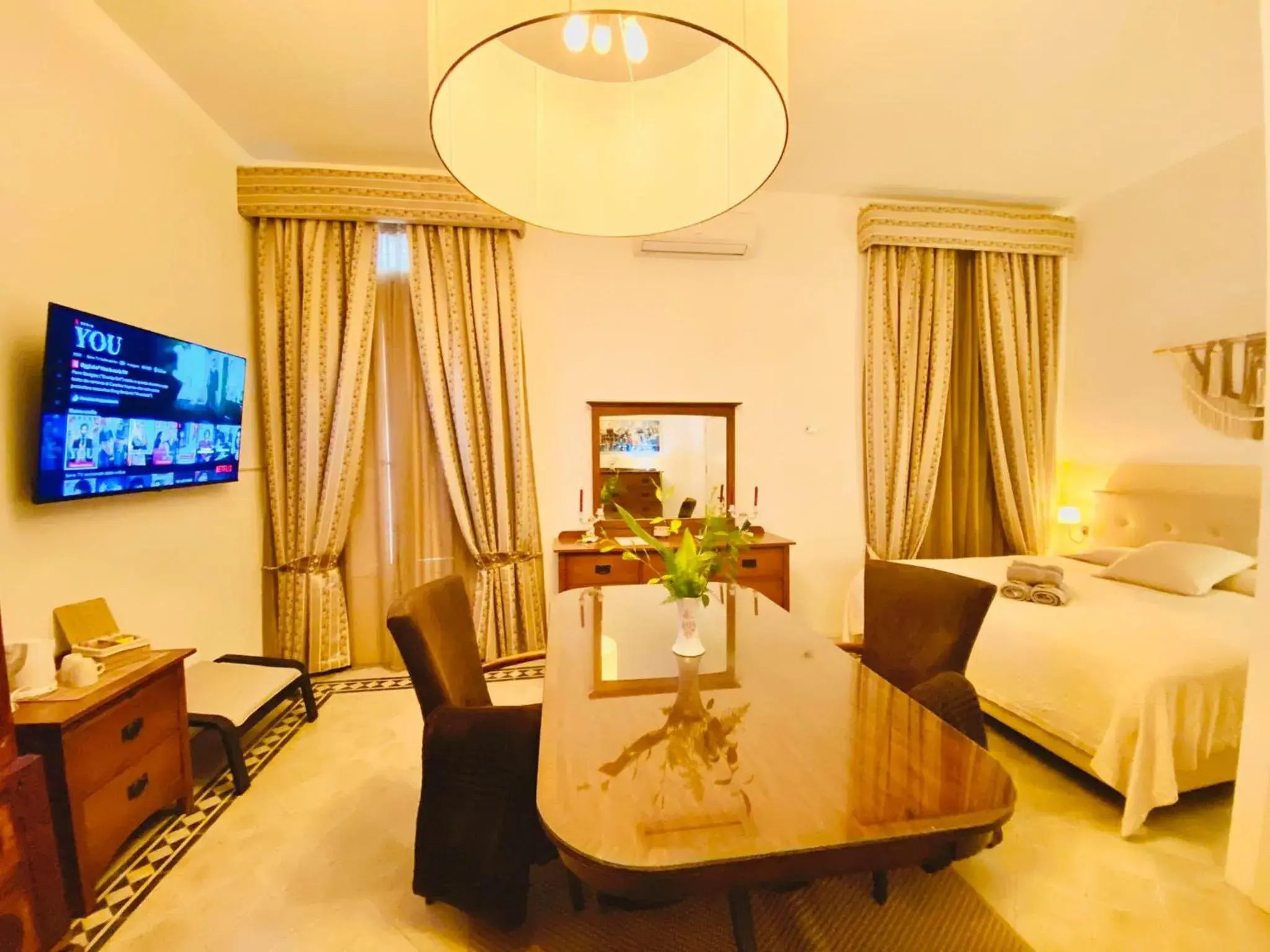 Executive King Room with Private bathroom in The Maltese Sun Executive King Room with Private bathroom in The Maltese Sun