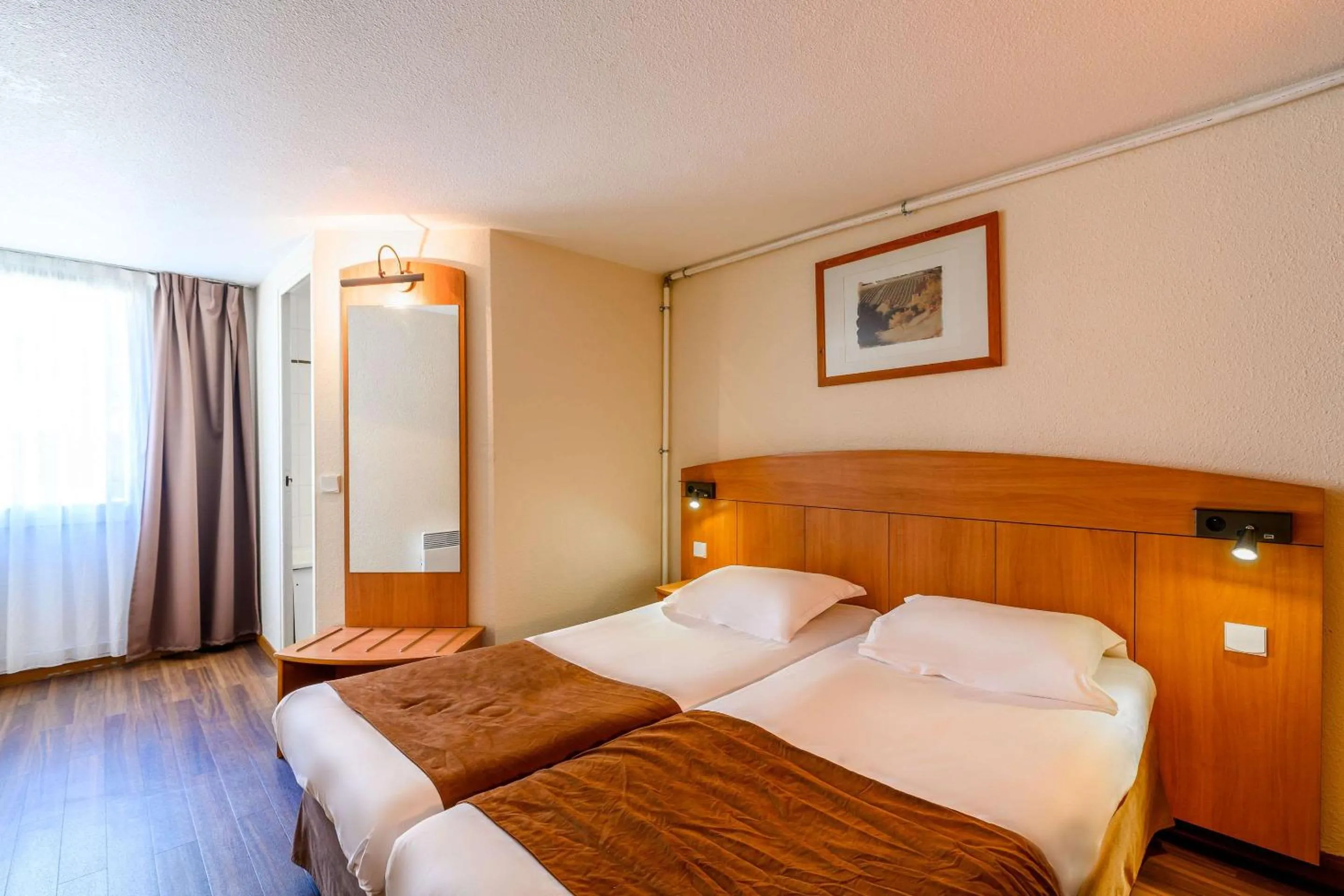 Photo of the whole room, Bed in Comfort Hotel Amiens Nord