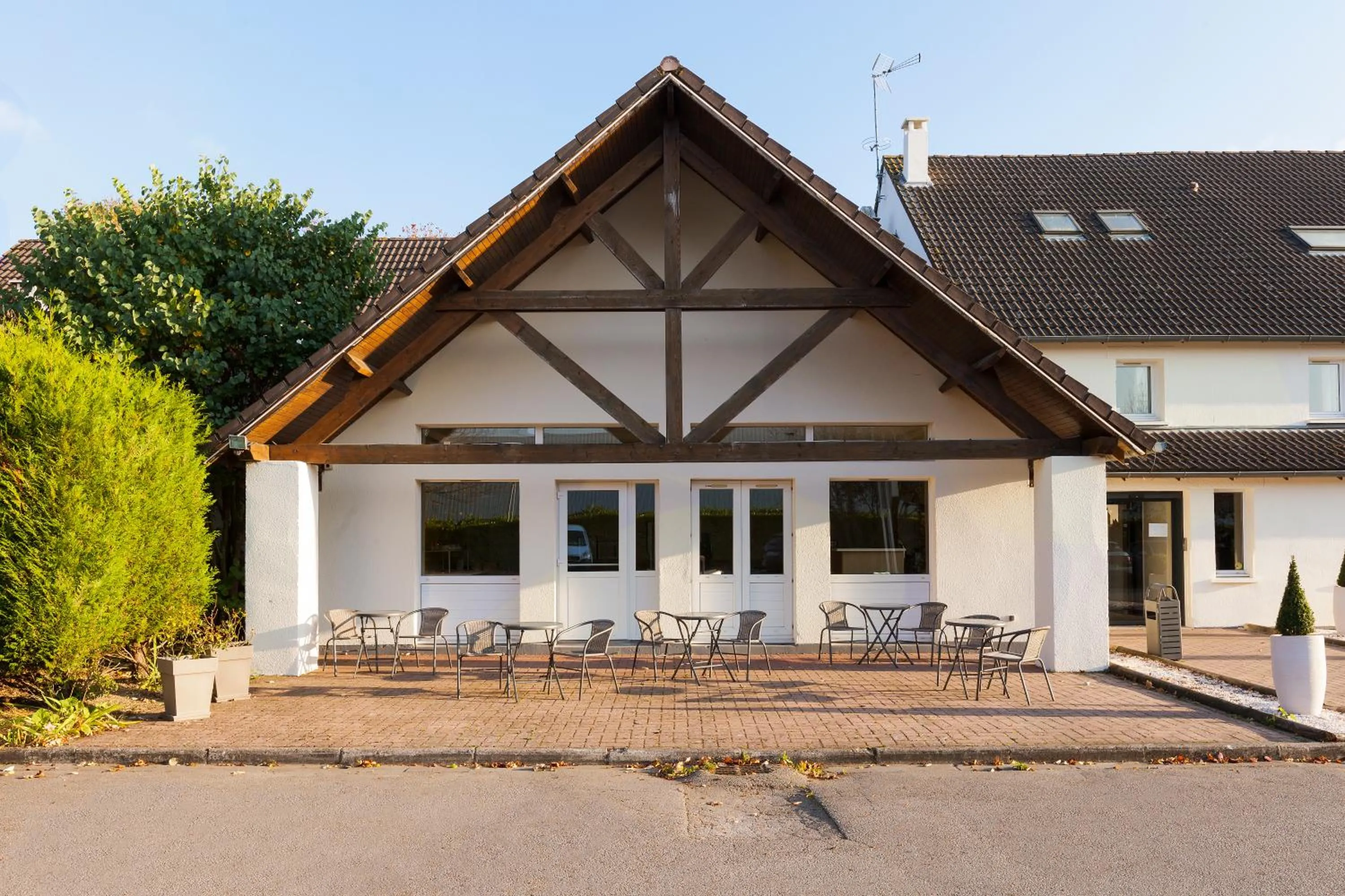 Patio in Comfort Hotel Amiens Nord