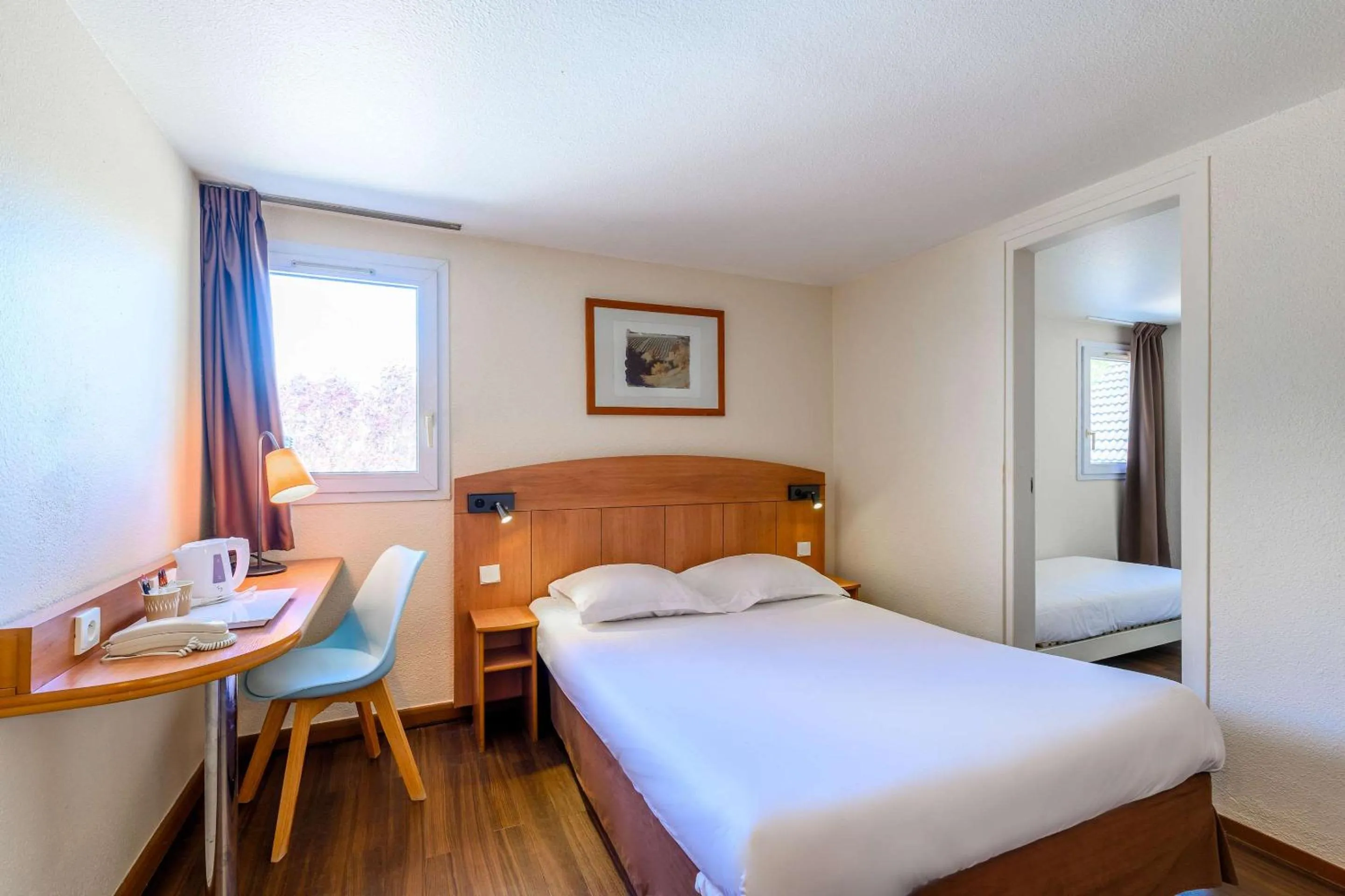 Photo of the whole room, Bed in Comfort Hotel Amiens Nord