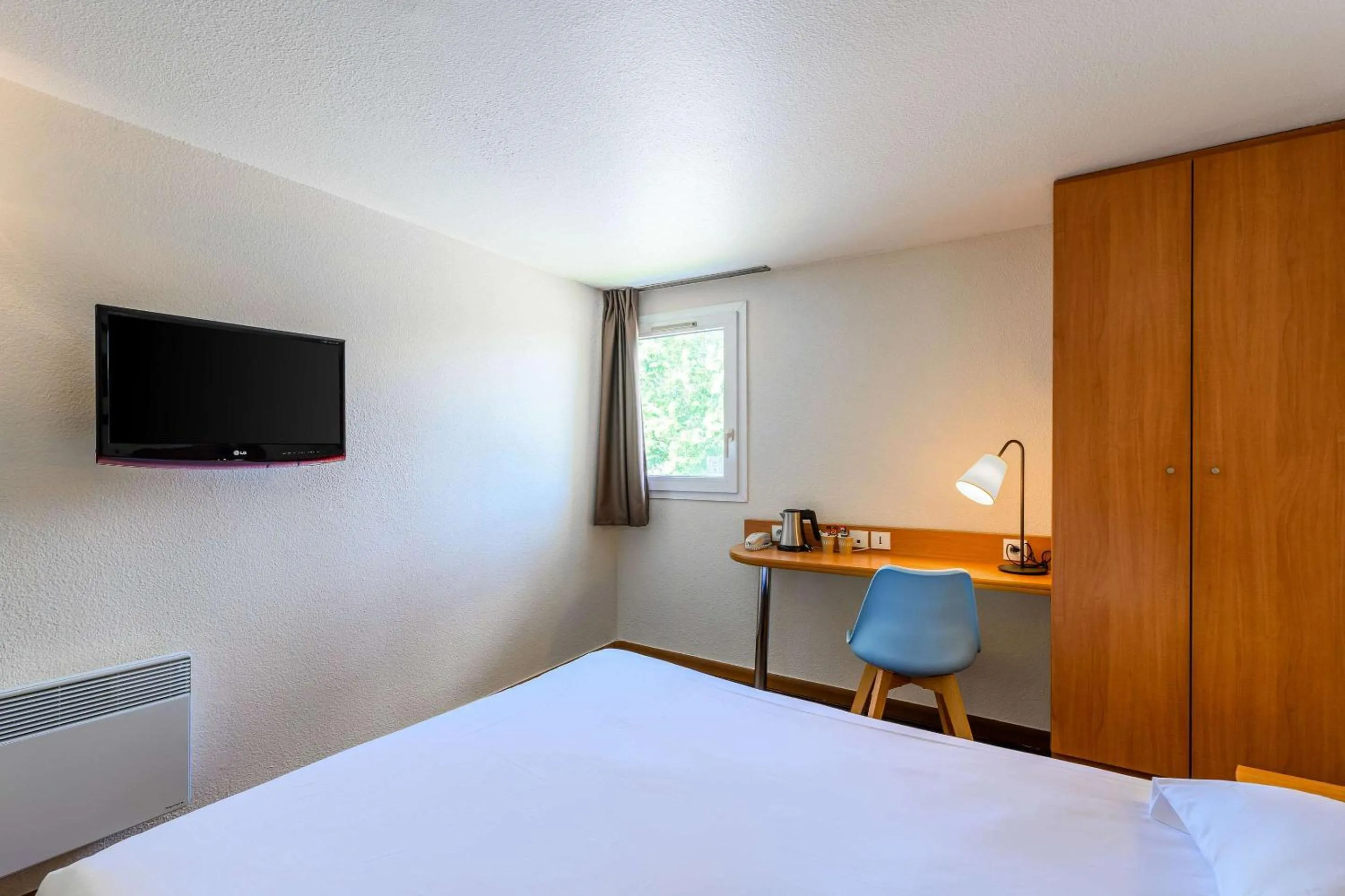 Photo of the whole room, Bed in Comfort Hotel Amiens Nord