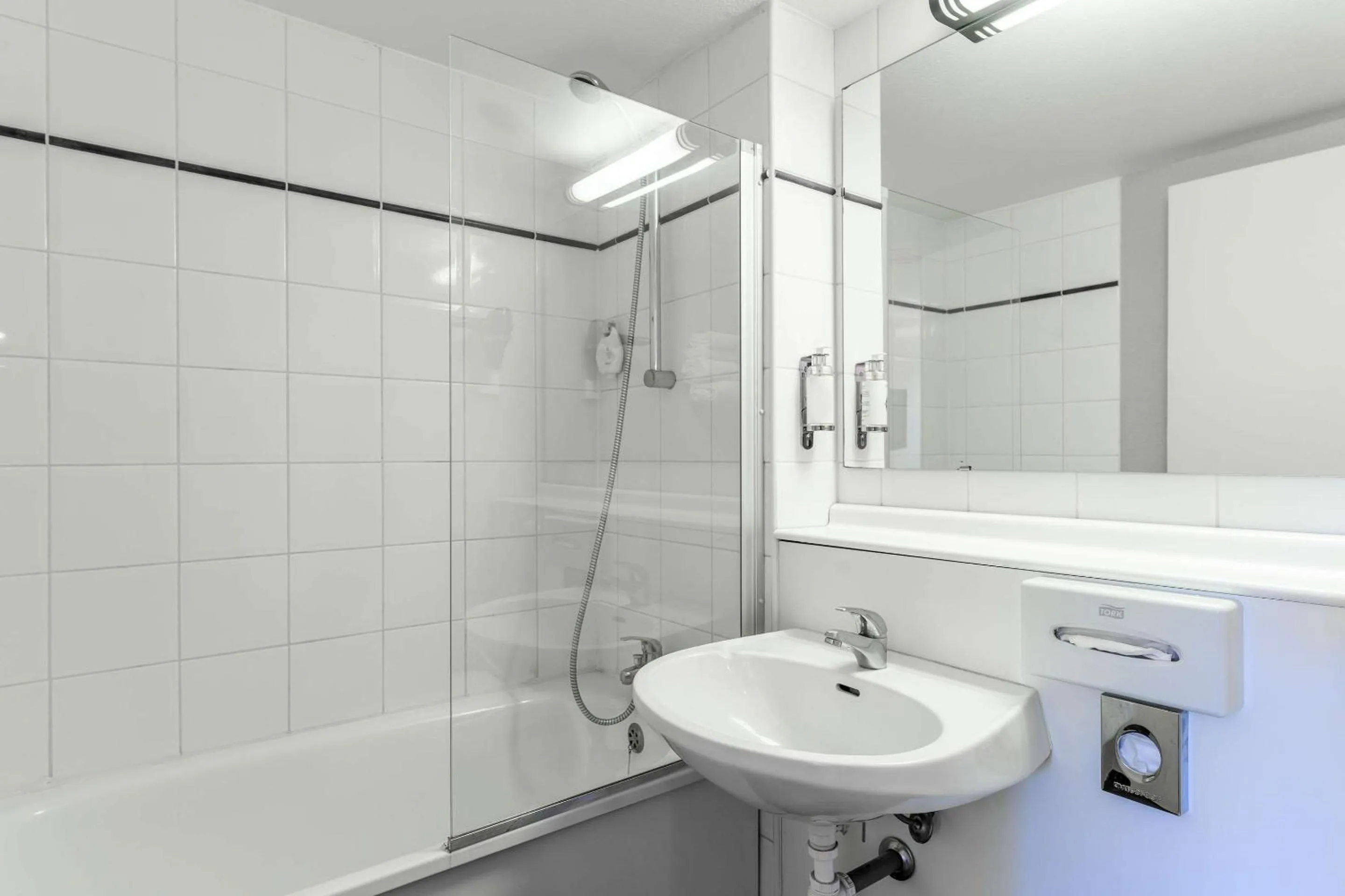 Bathroom in Comfort Hotel Amiens Nord