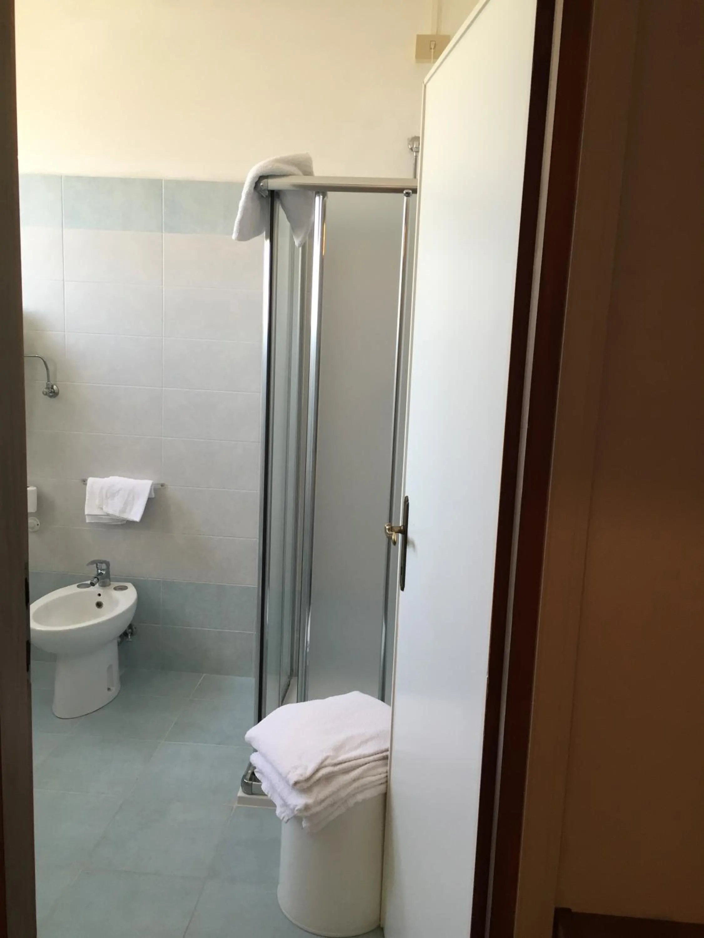 Shower in Hotel Halifax